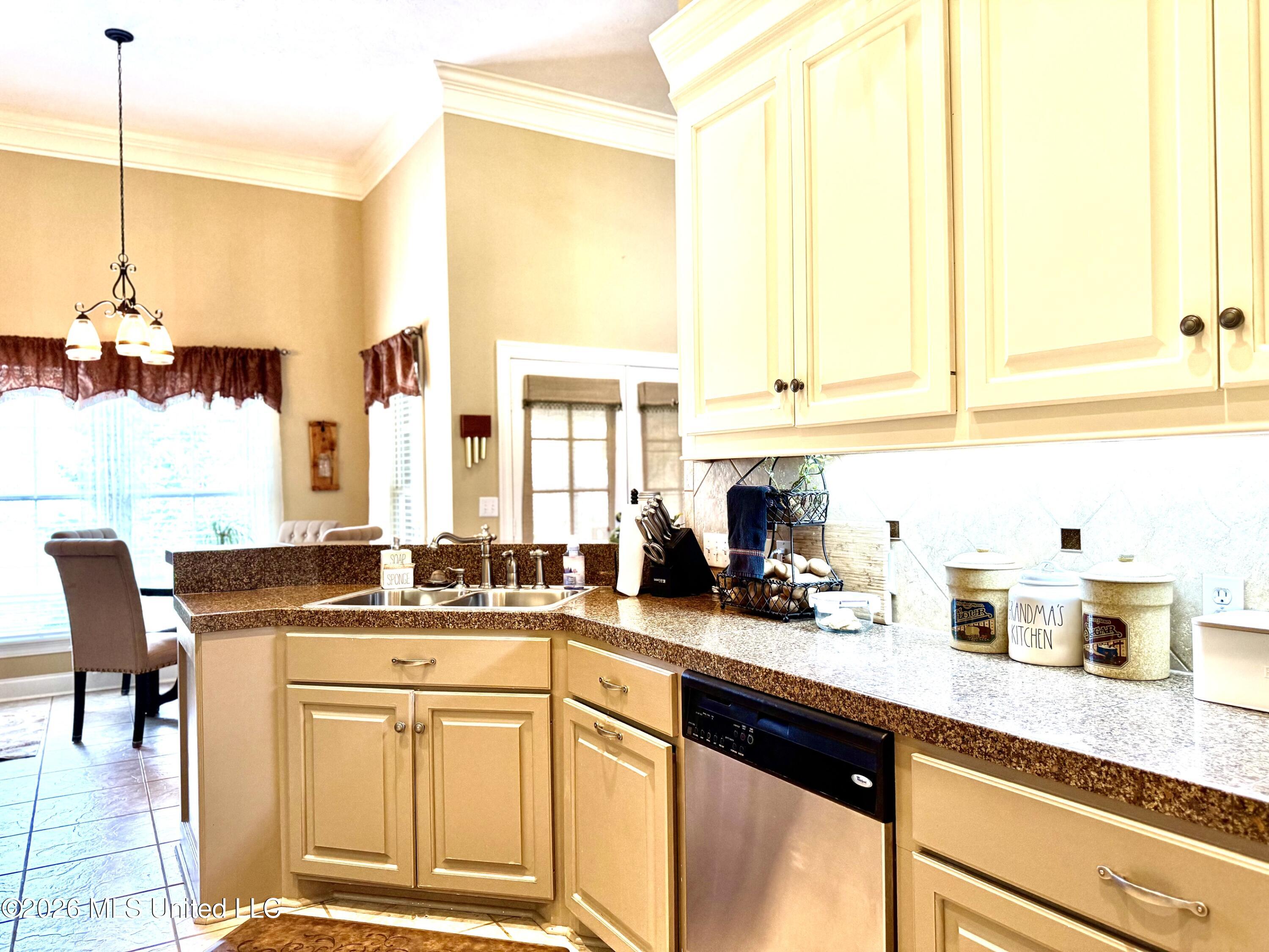 112 Elizabeth Drive Property Photo 4