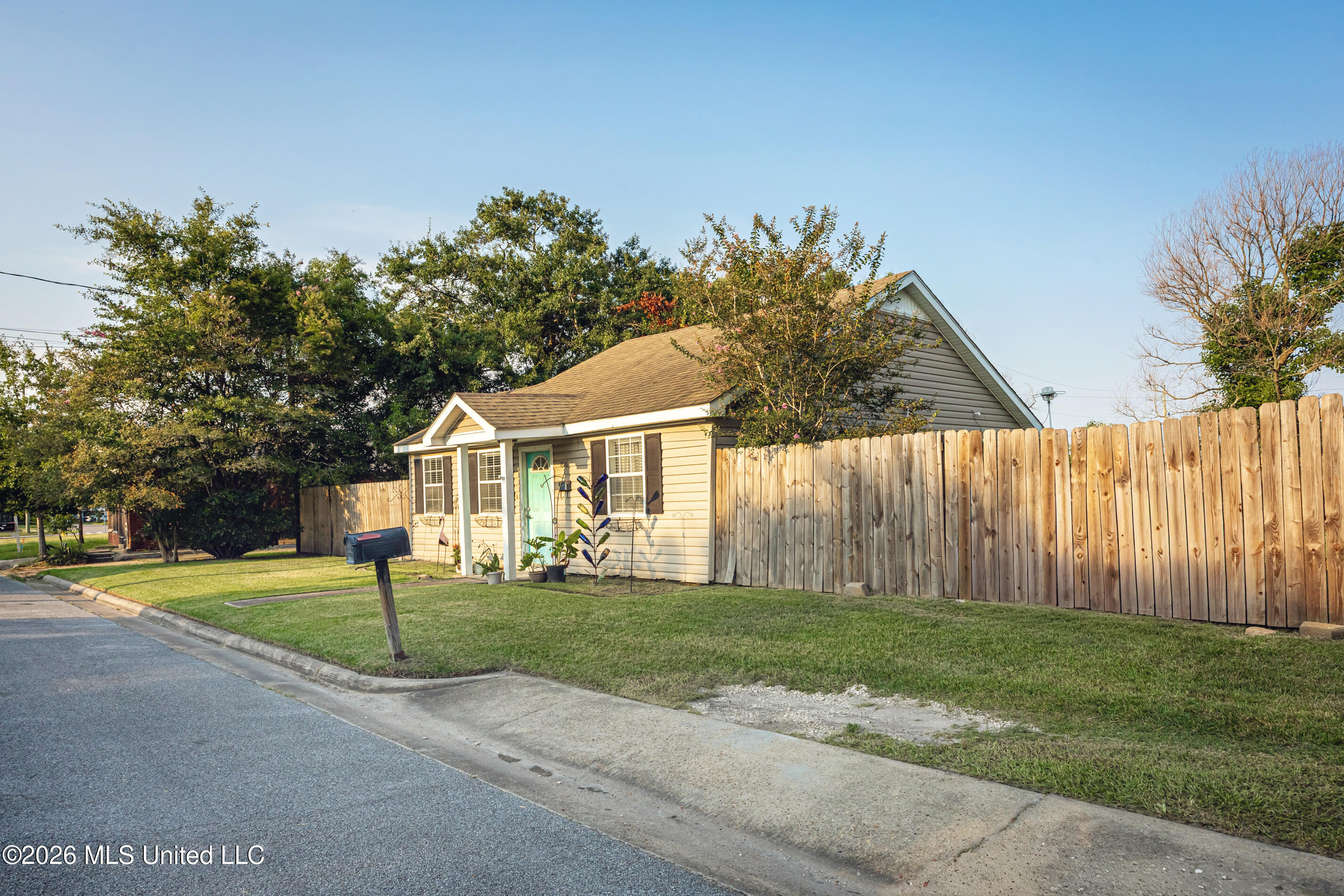 1806 Roosevelt Street Property Photo 5