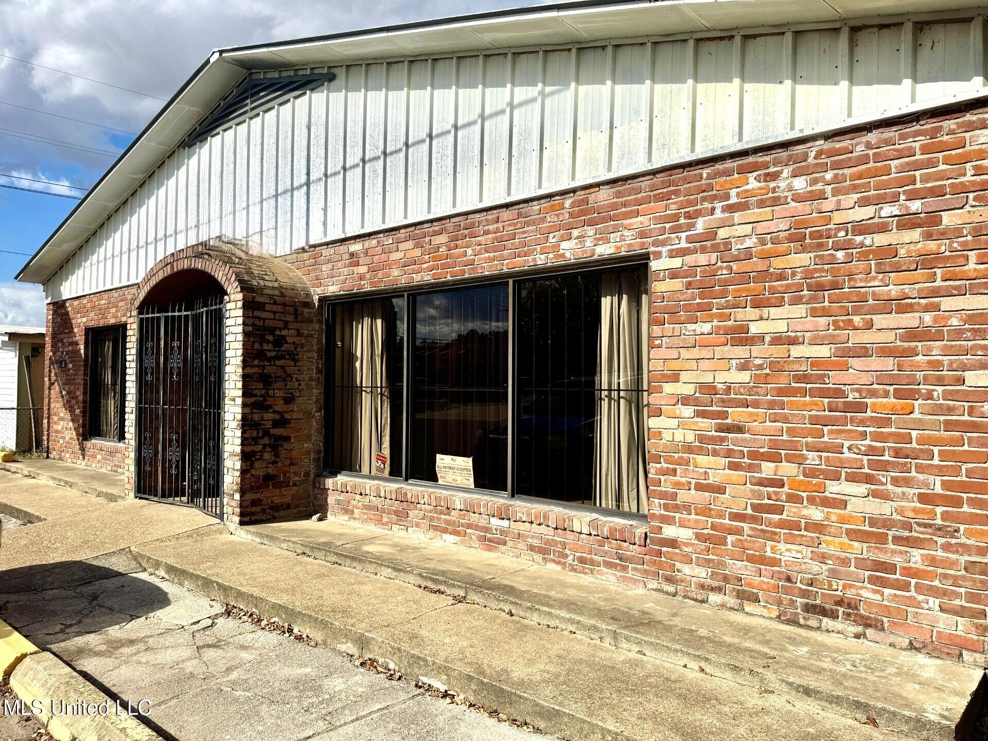309 Mickey Gilley Avenue Property Photo 2
