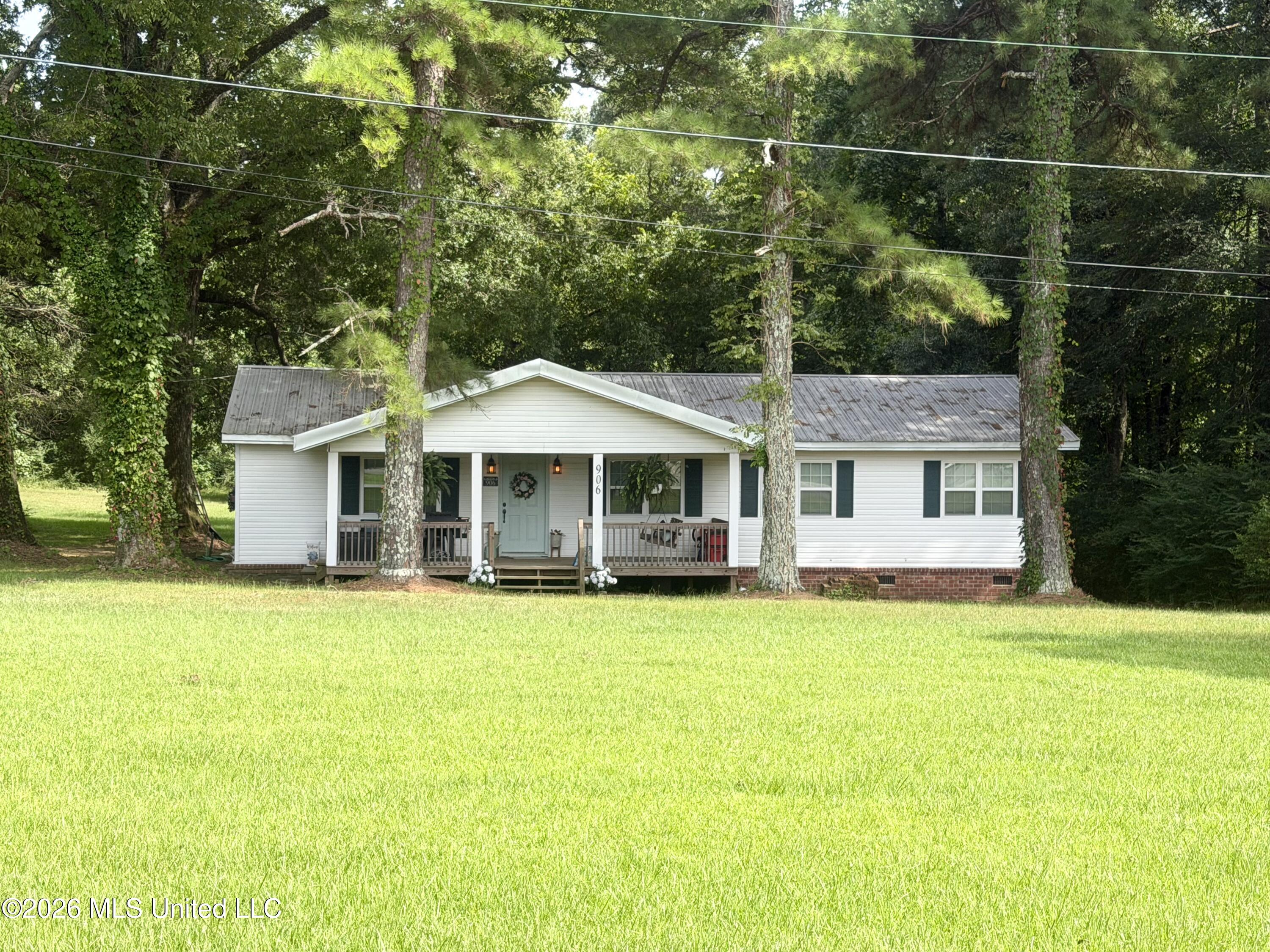906 Smith Lake Road Property Photo 1