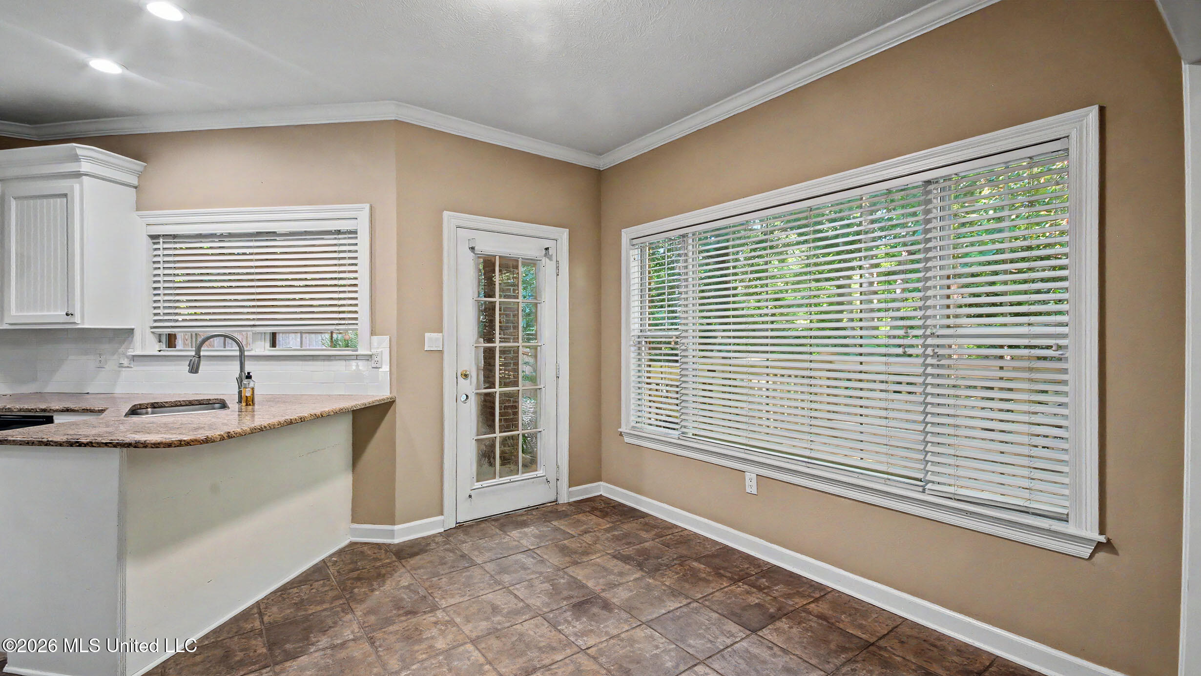 664 Spring Lake Drive Property Photo 16