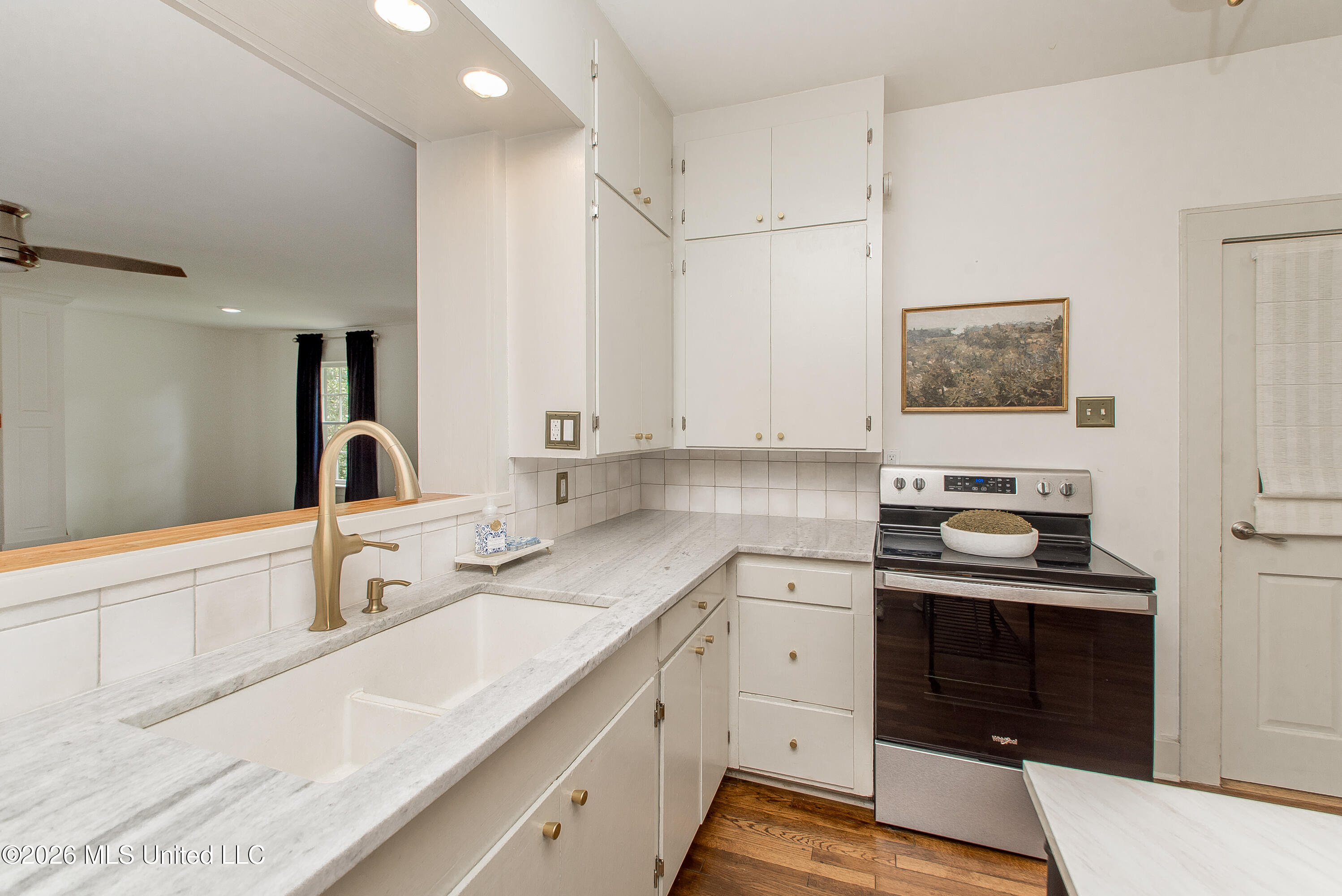 900 N James Avenue Property Photo 4