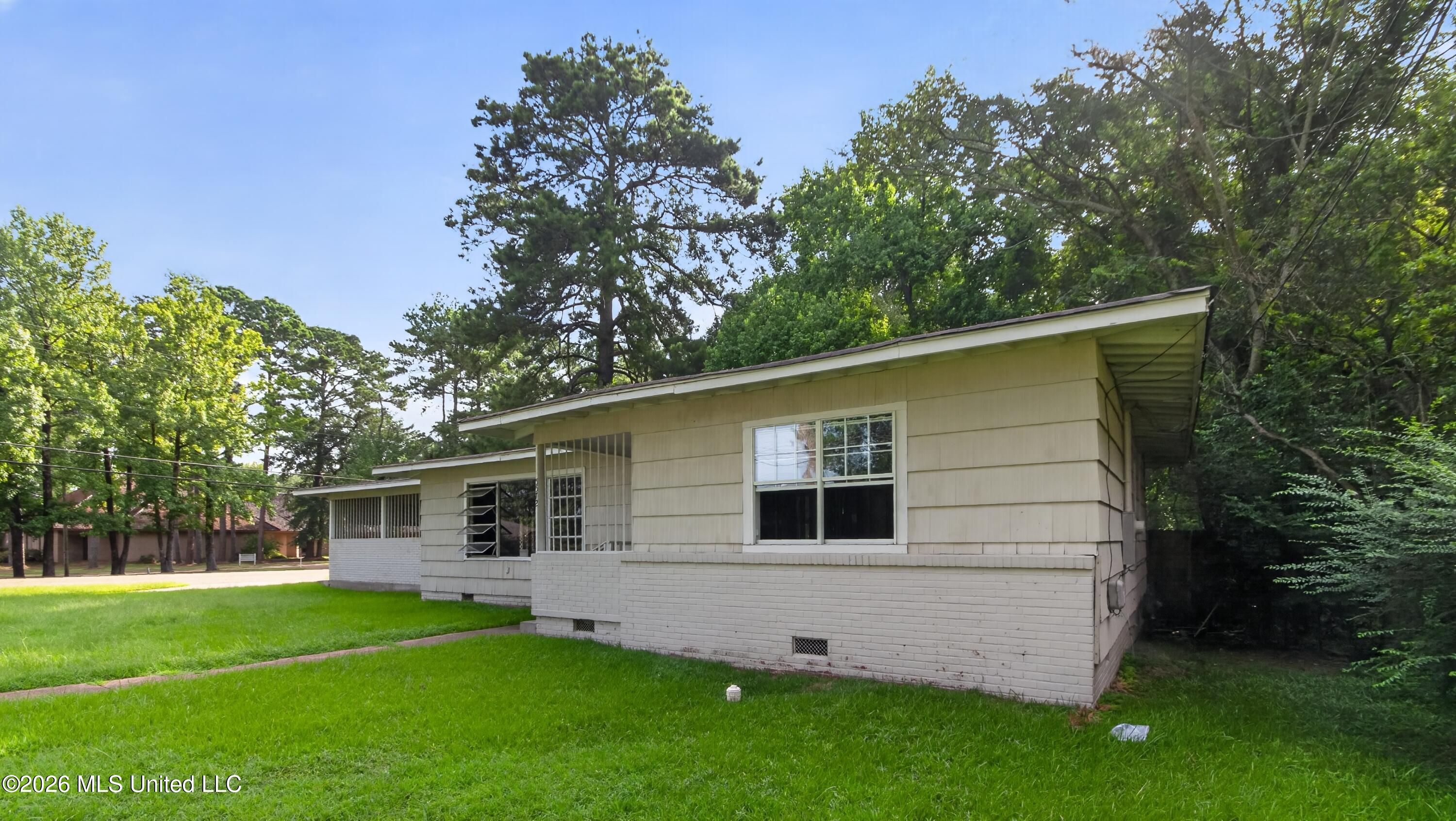 5572 Pine Lane Drive Property Photo 2