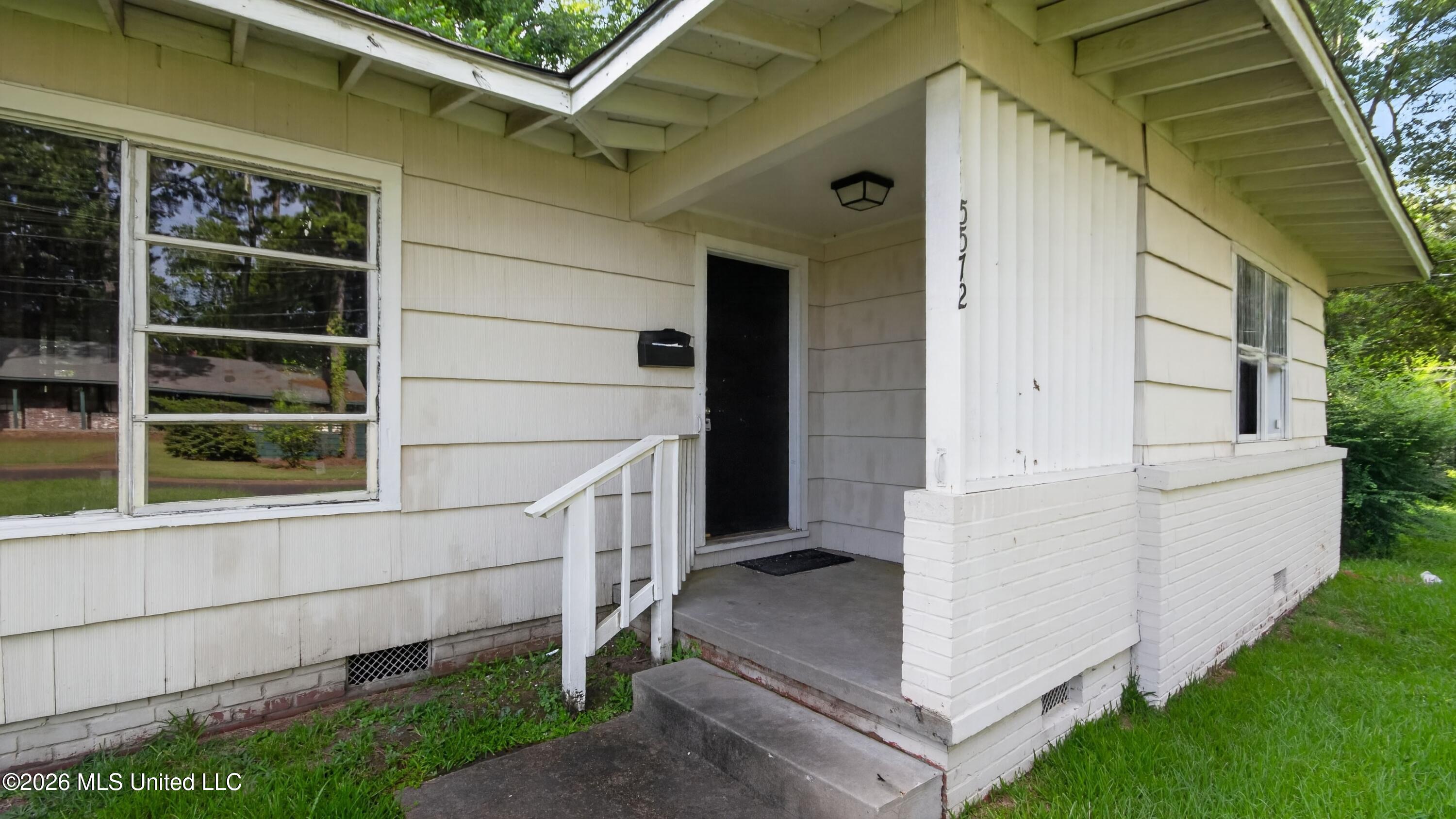 5572 Pine Lane Drive Property Photo 3
