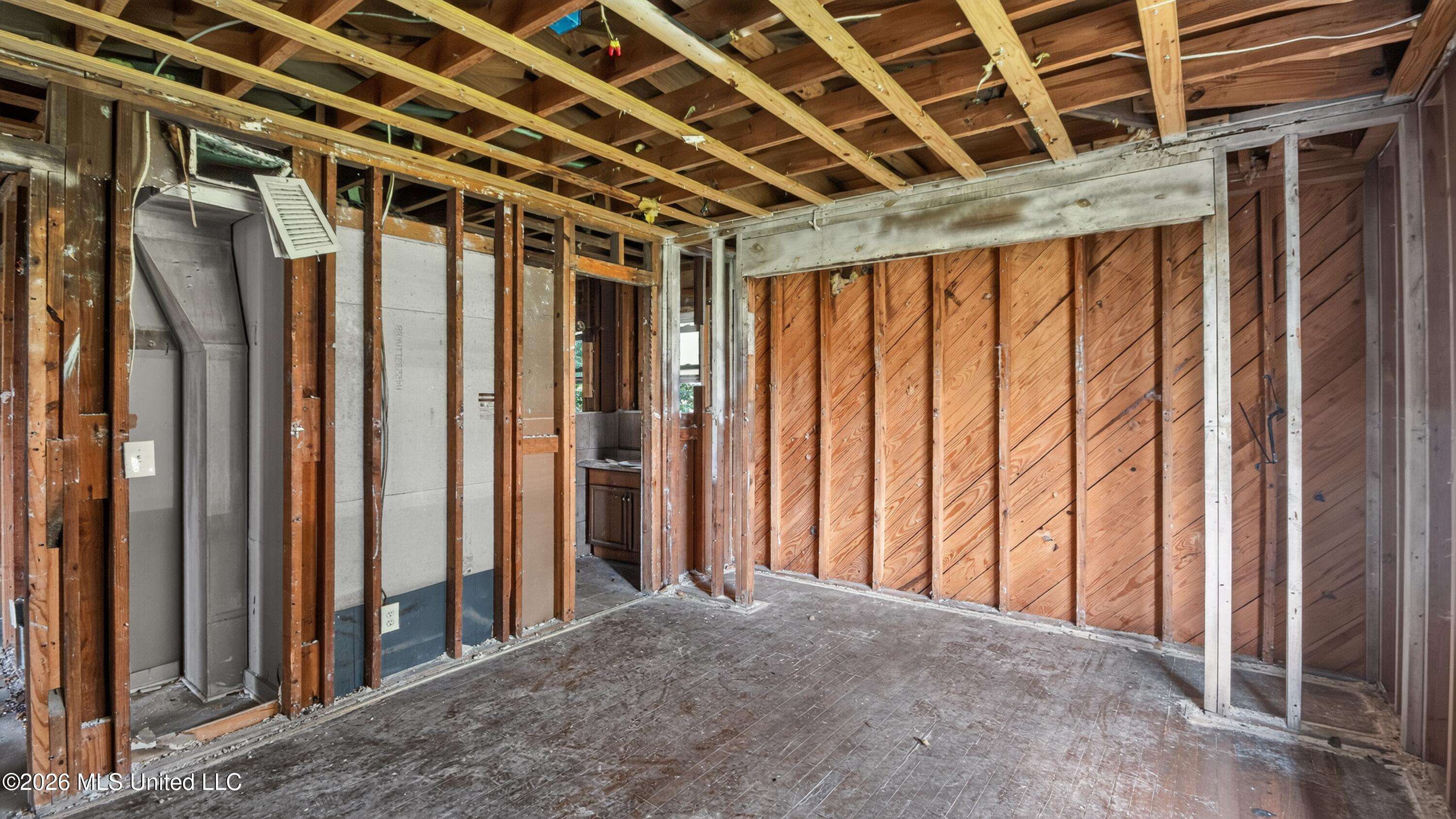 5572 Pine Lane Drive Property Photo 5