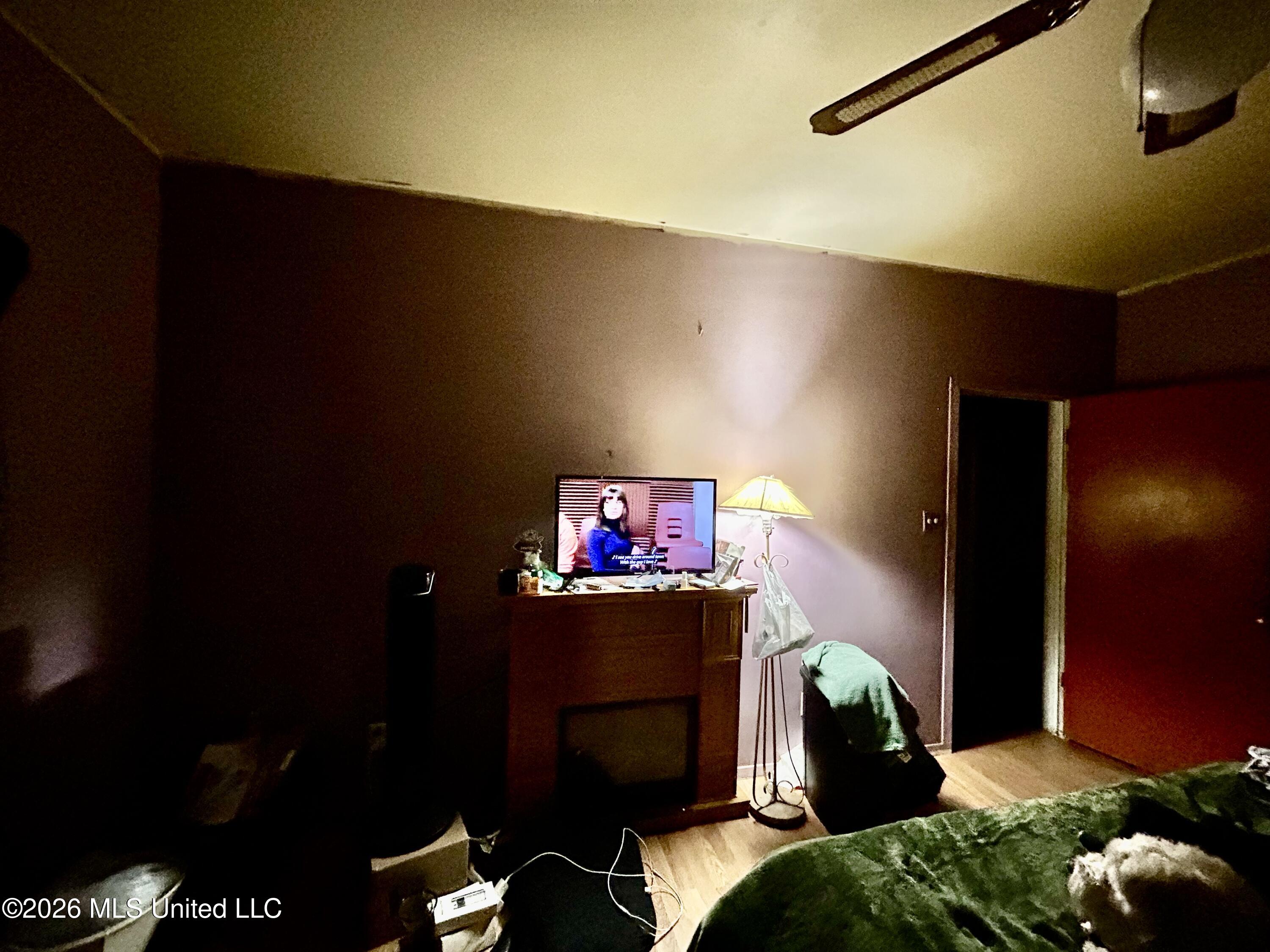 915 White Street Property Photo 4