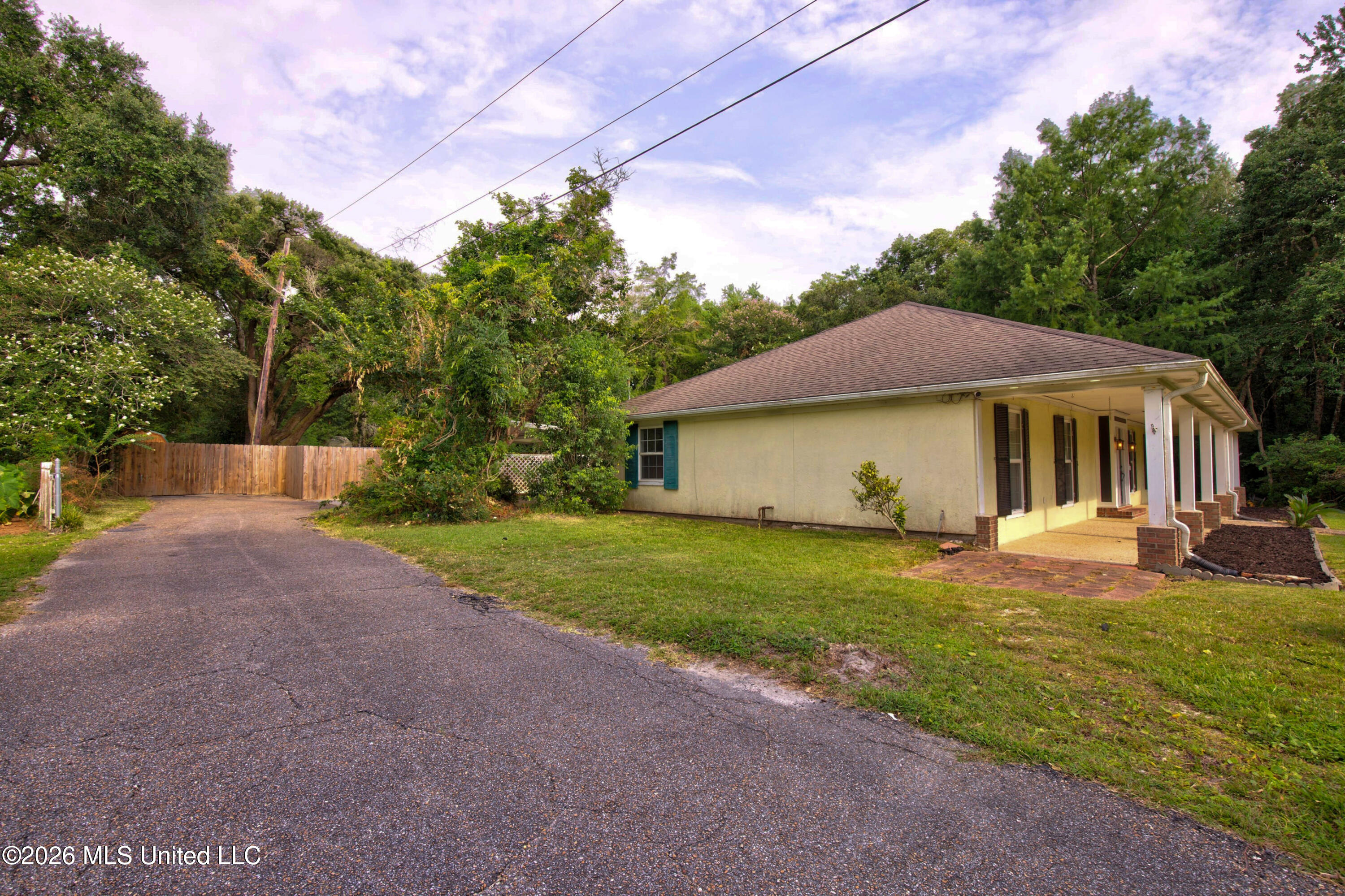 5068 Menge Avenue Property Photo 7