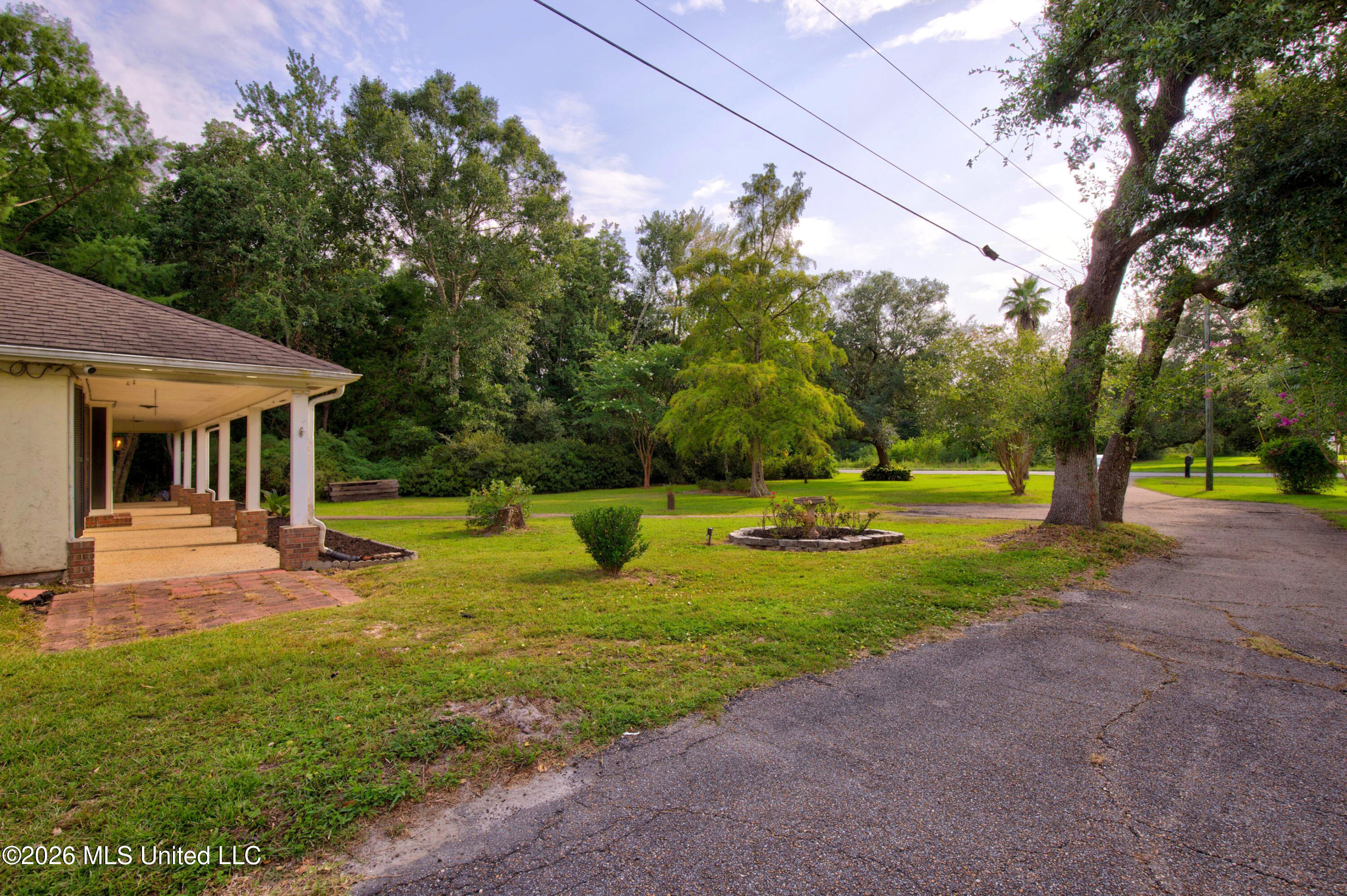 5068 Menge Avenue Property Photo 8