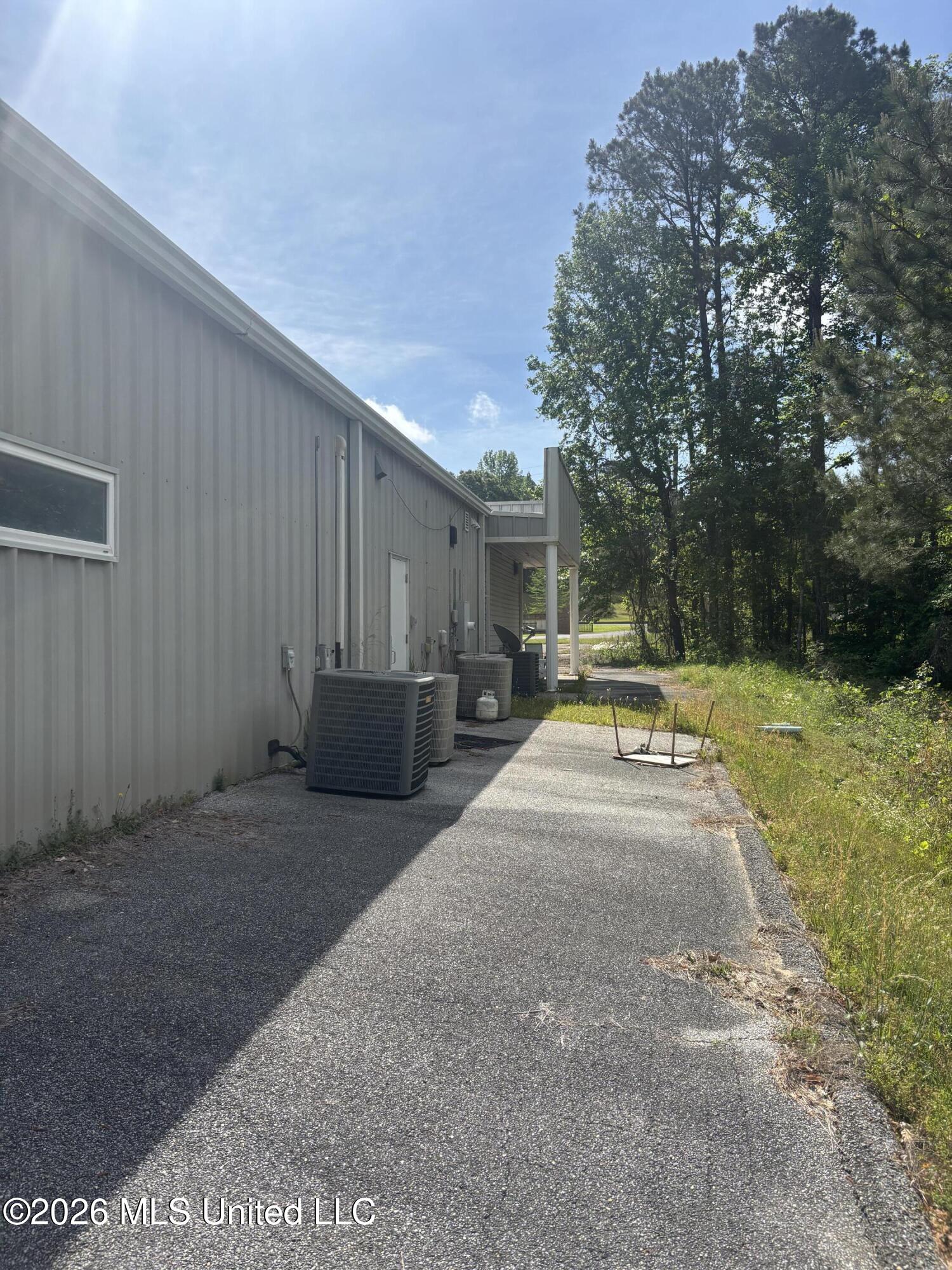 5700 N Hills Street Property Photo 2