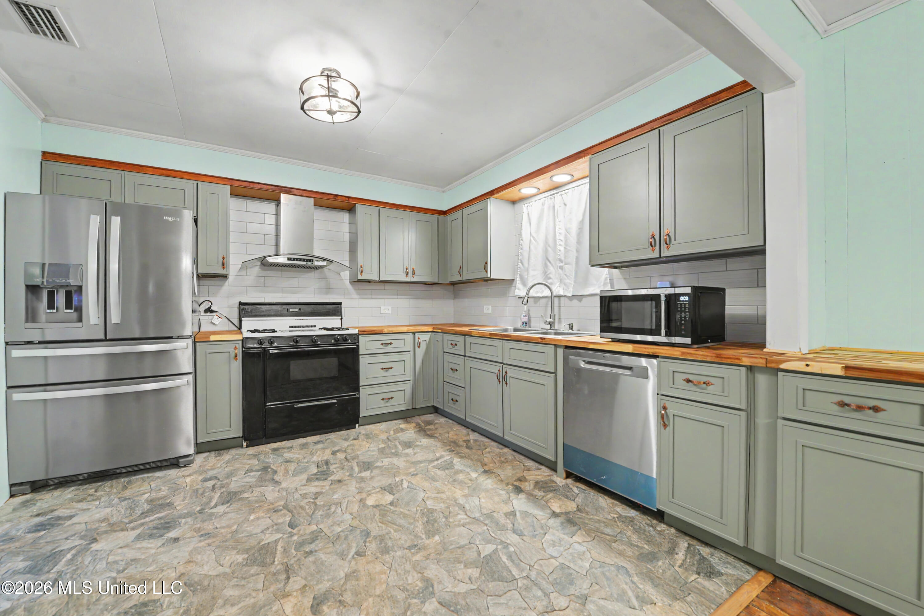 2147 Hwy 613 Property Photo 7