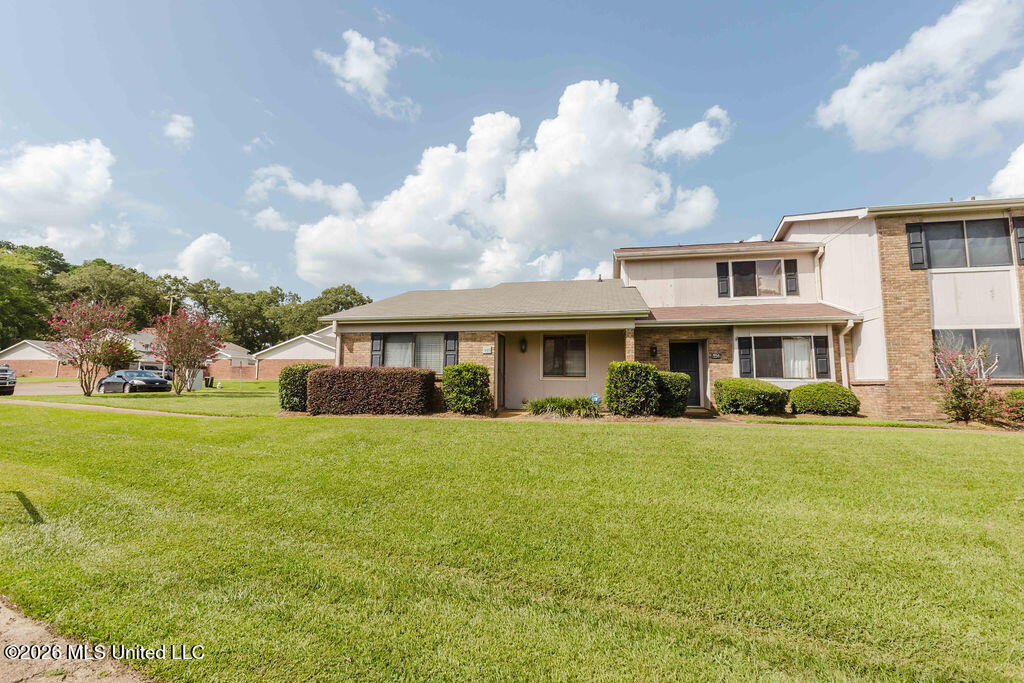 333 Lakebend Drive Property Photo 1