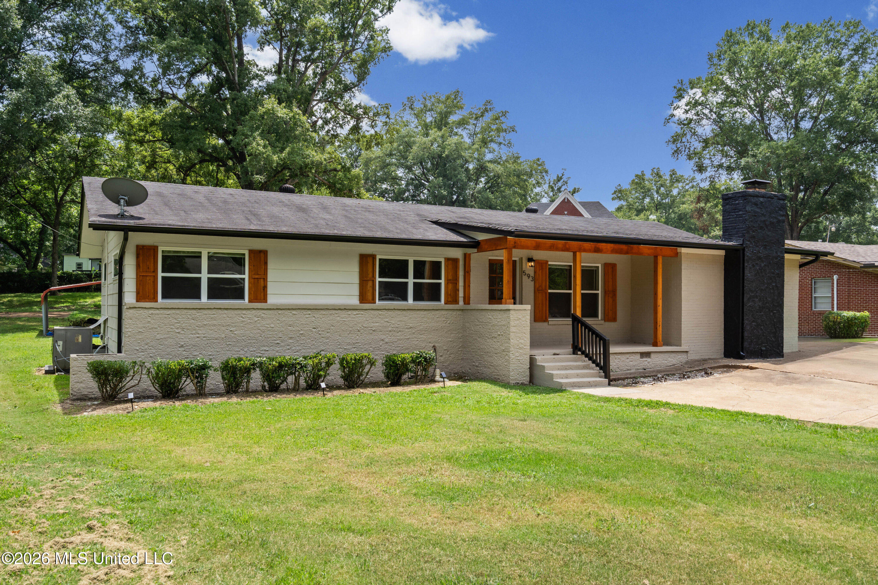 593 Autumn Street Property Photo 3