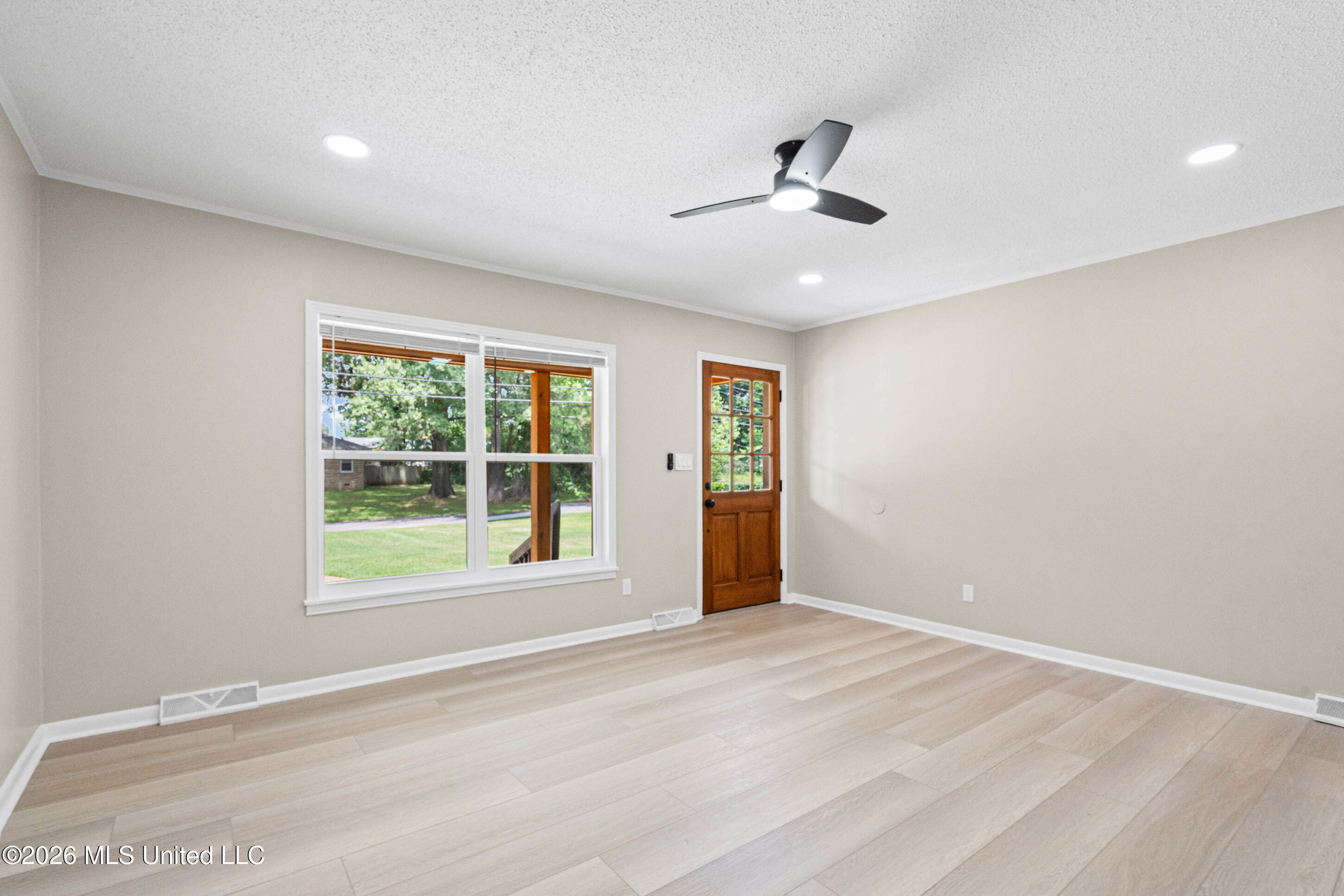 593 Autumn Street Property Photo 5