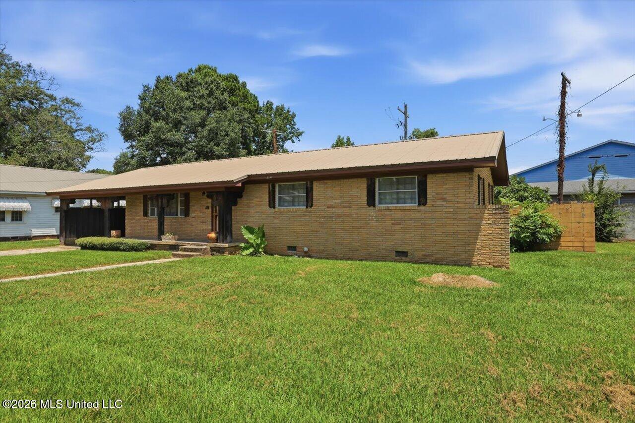 107 W Bell Avenue Property Photo 2