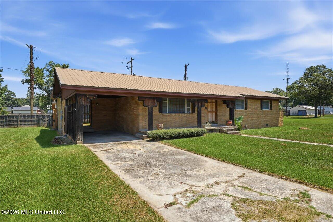 107 W Bell Avenue Property Photo 3