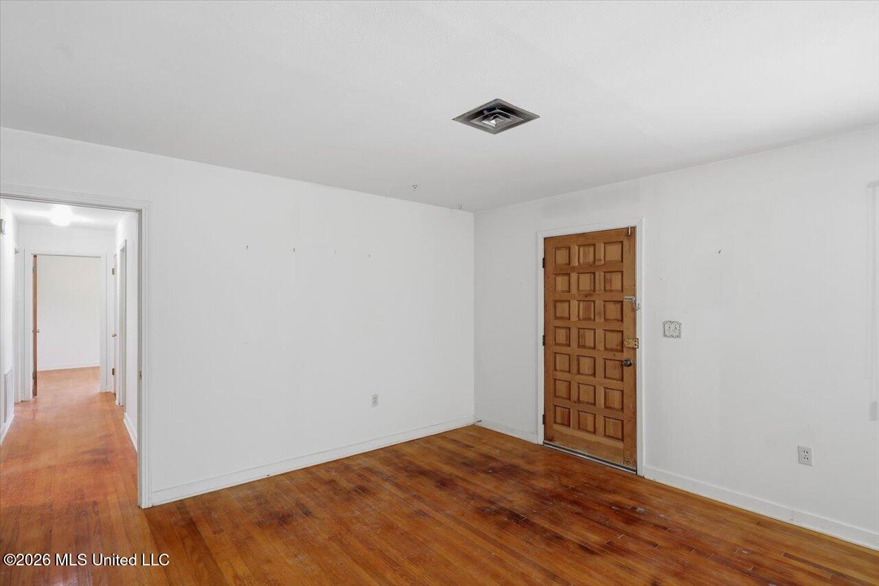 107 W Bell Avenue Property Photo 6
