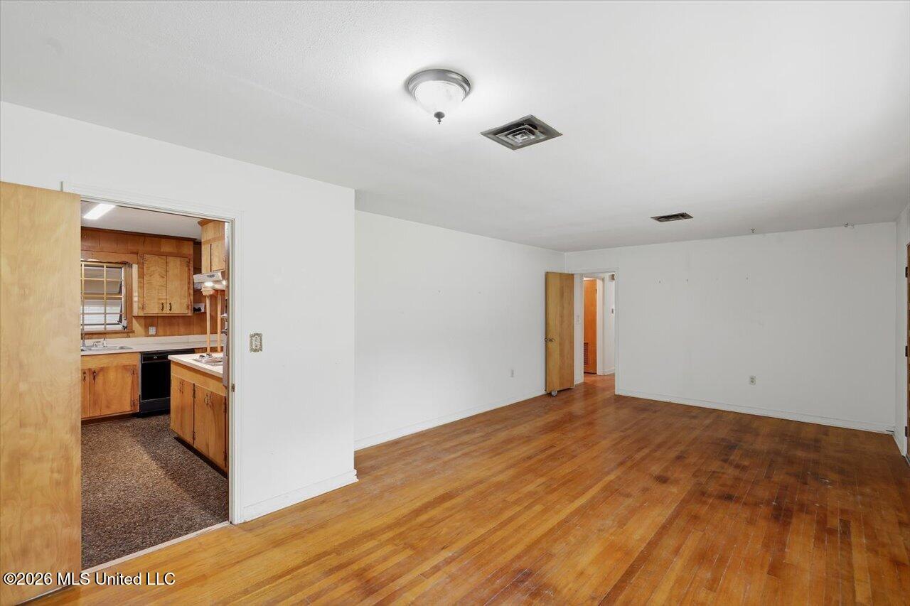 107 W Bell Avenue Property Photo 16