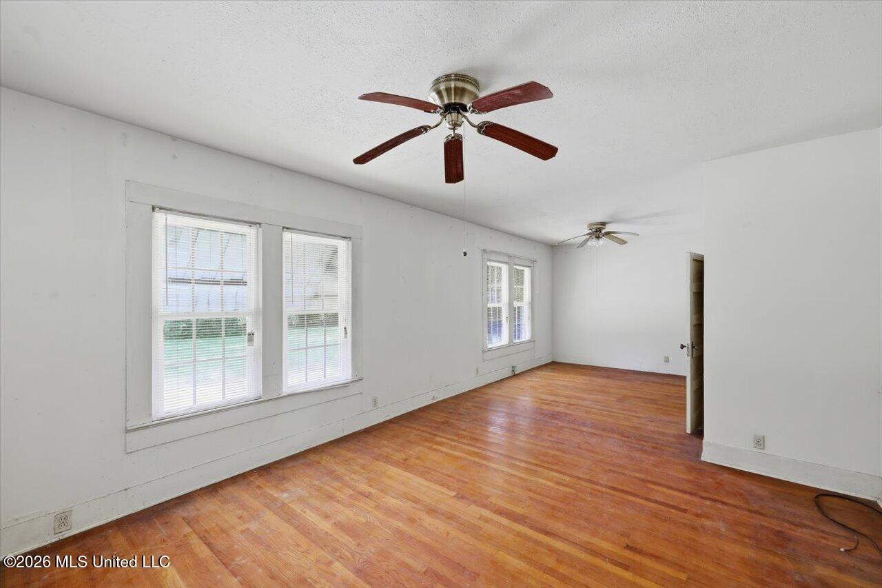109 W Bell Avenue Property Photo 4