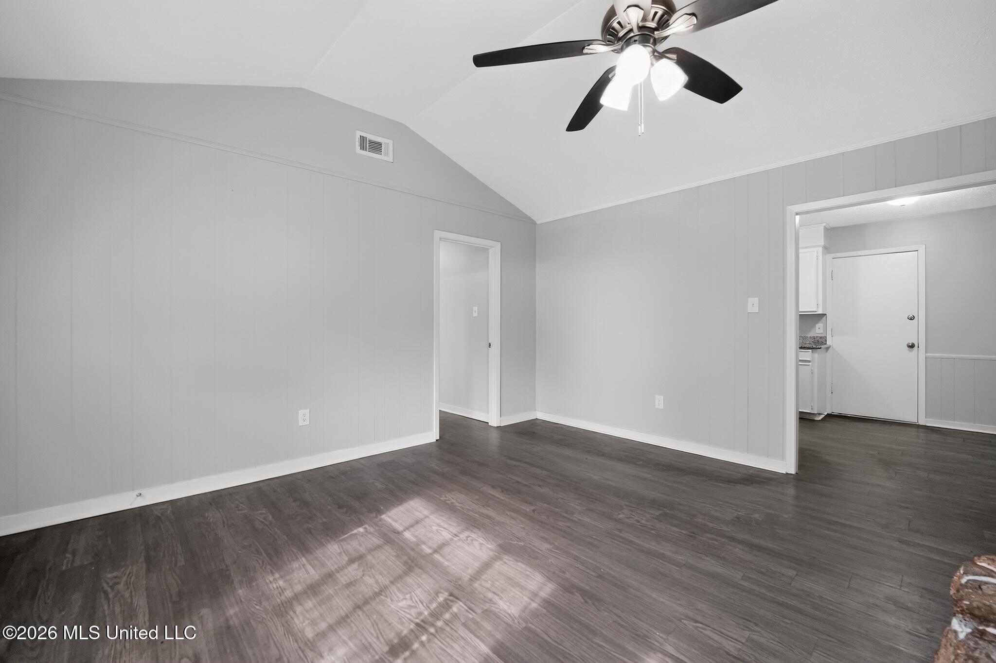 117 White Oak Court Property Photo 5