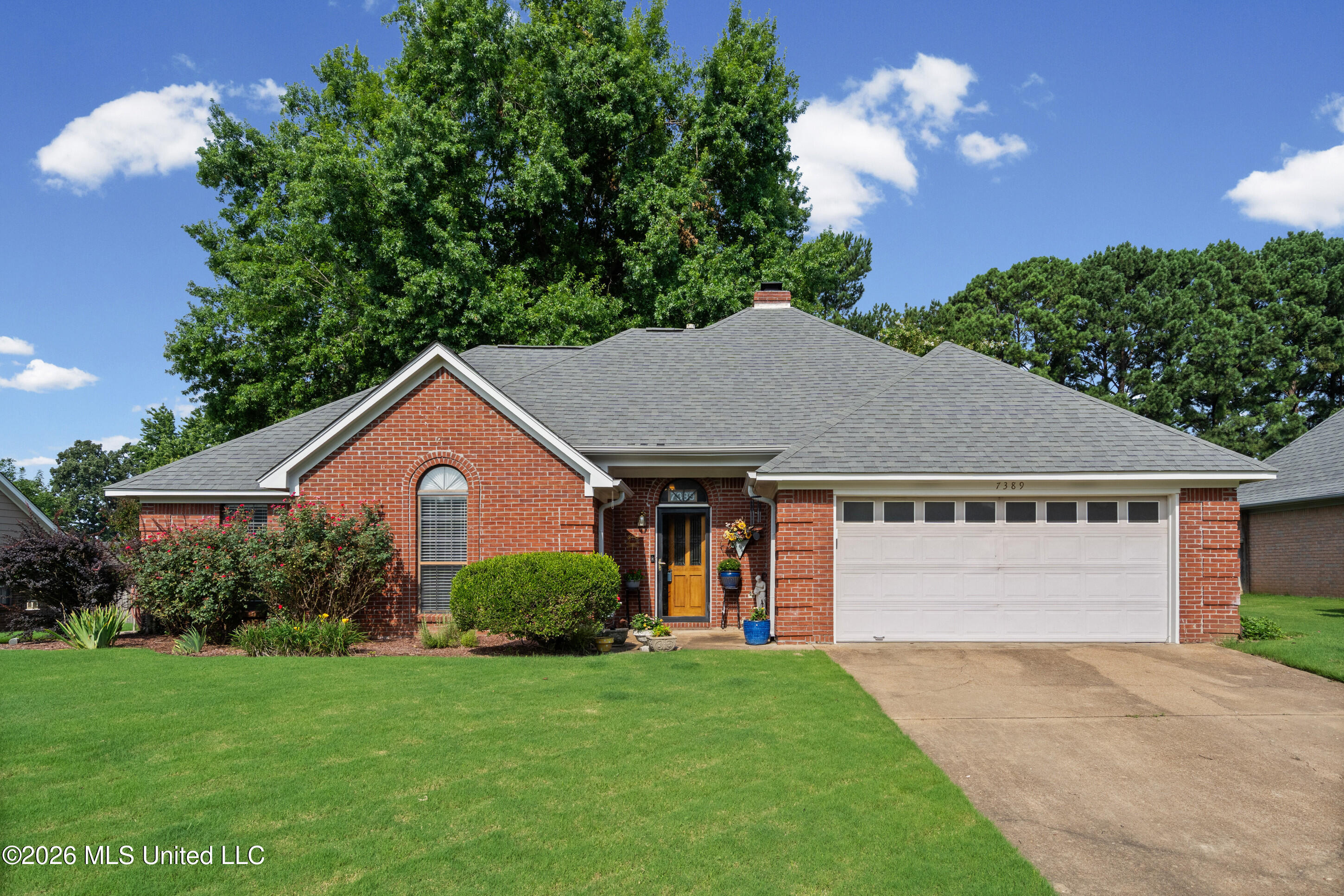 7389 Fox Glen Drive Property Photo 1