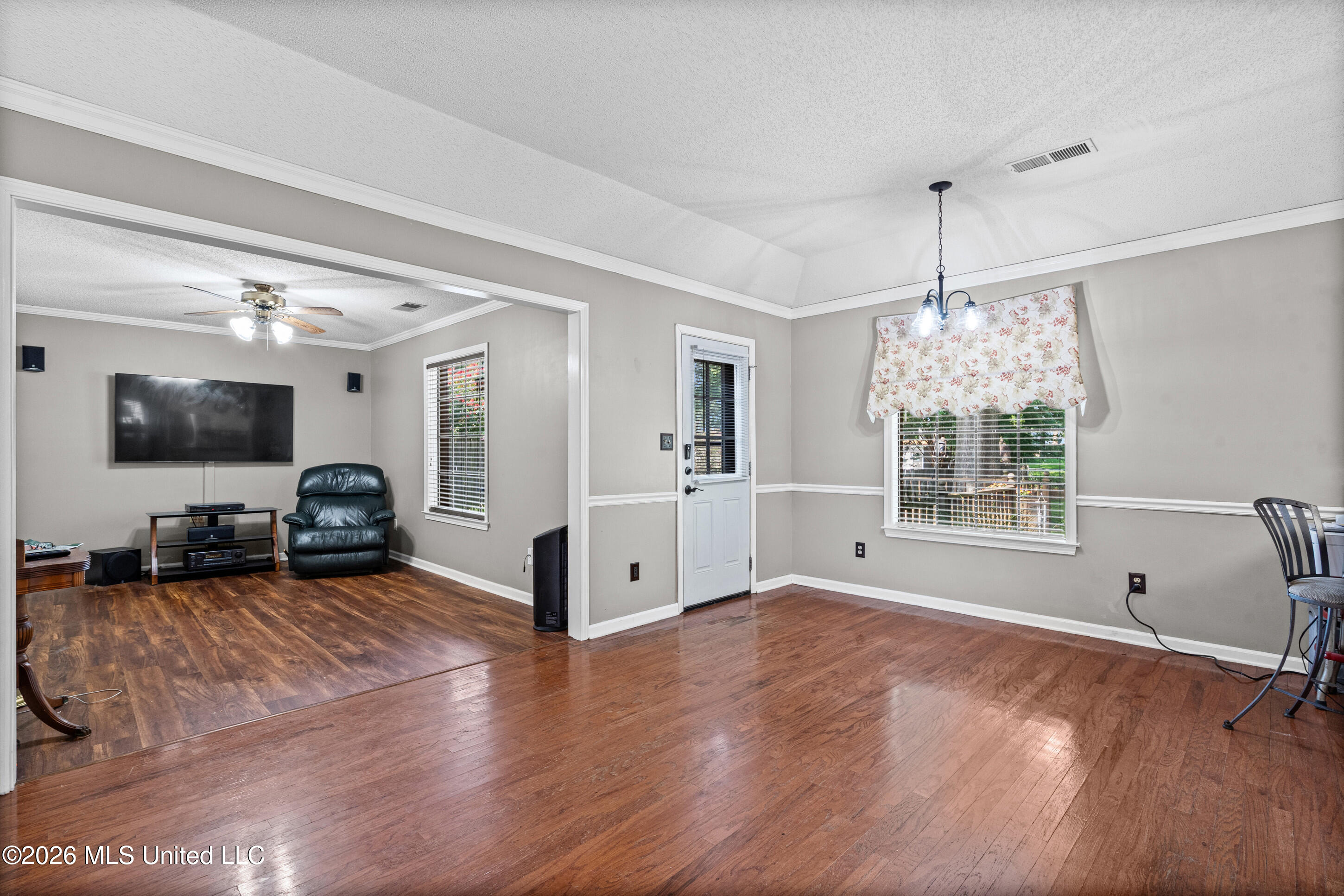 7389 Fox Glen Drive Property Photo 7