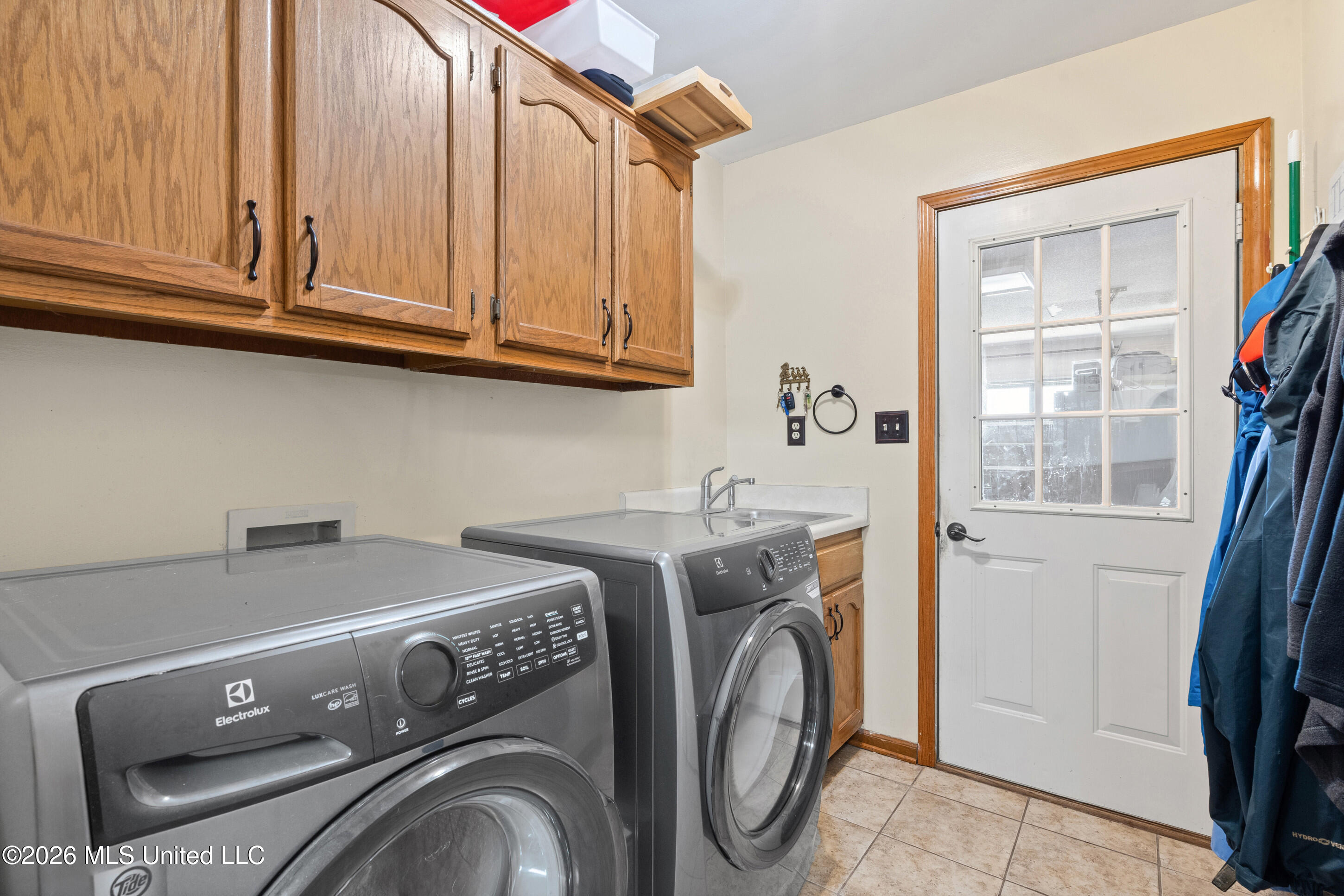 7389 Fox Glen Drive Property Photo 18