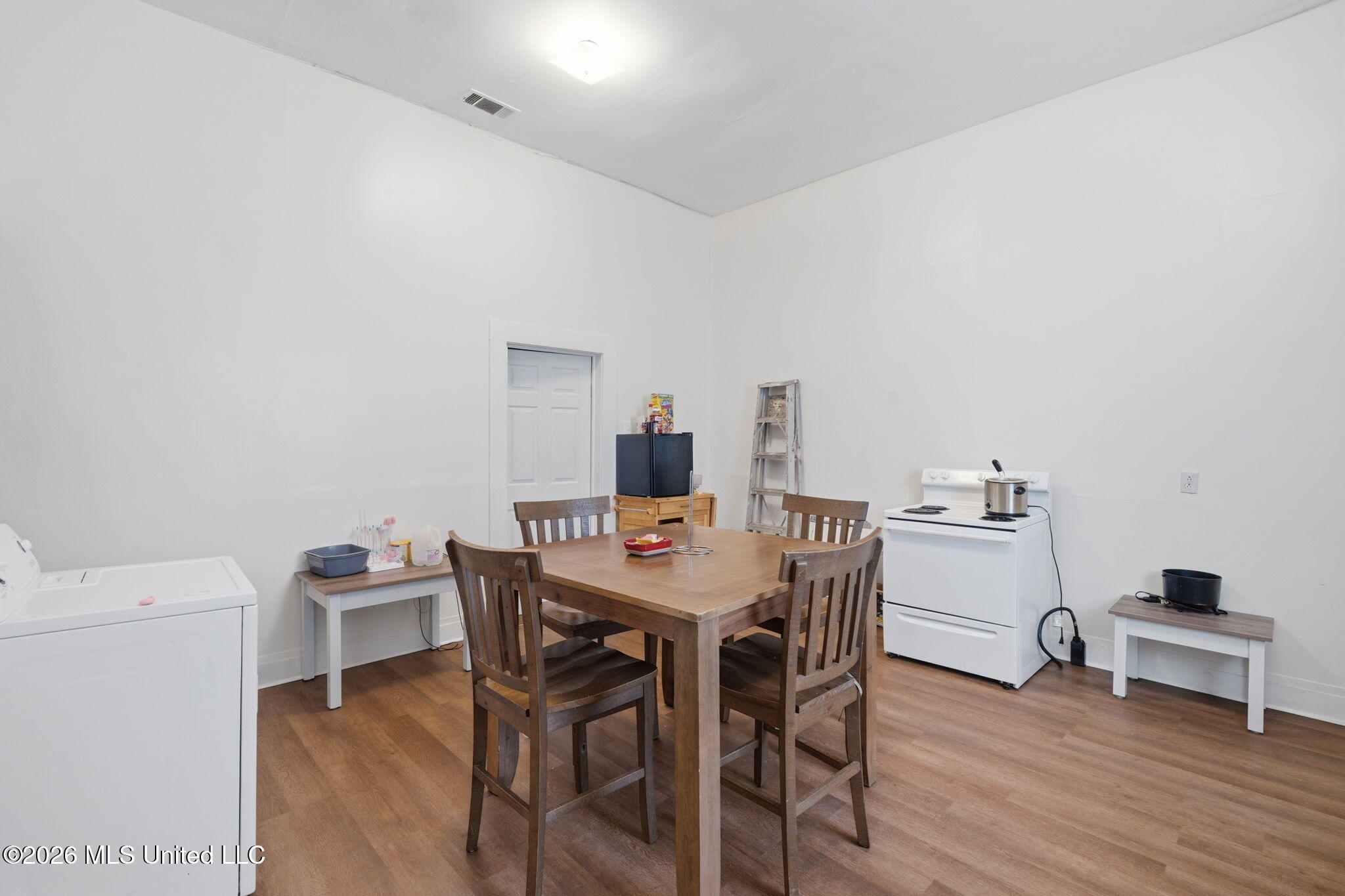 631 Avenue B Property Photo 6
