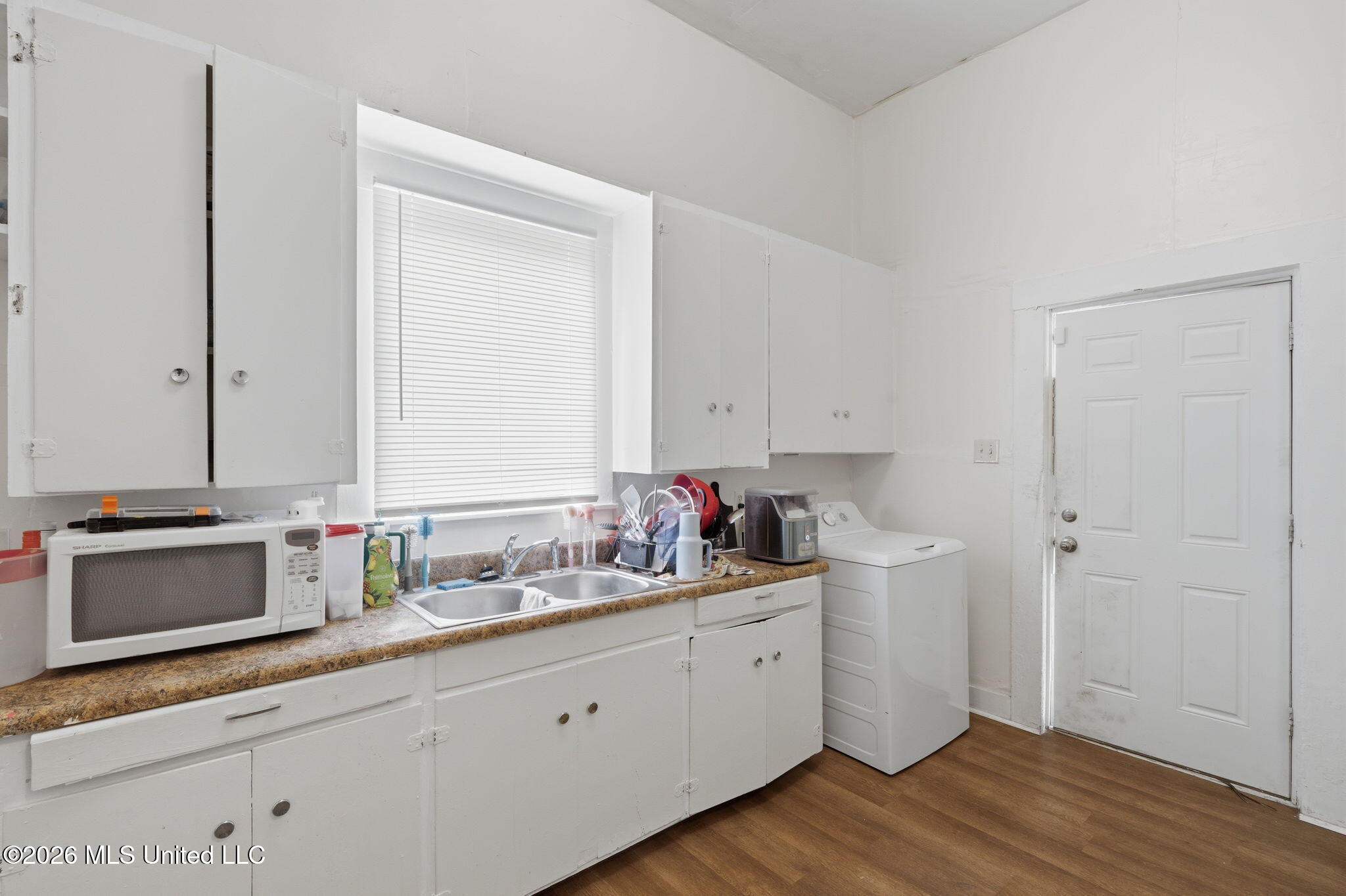 631 Avenue B Property Photo 8