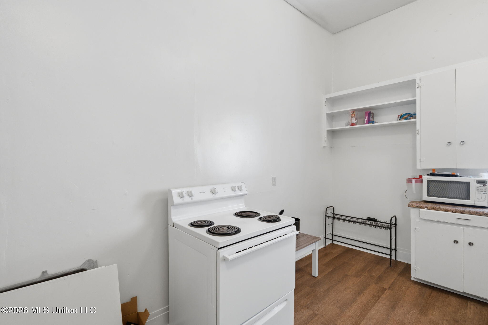 631 Avenue B Property Photo 9