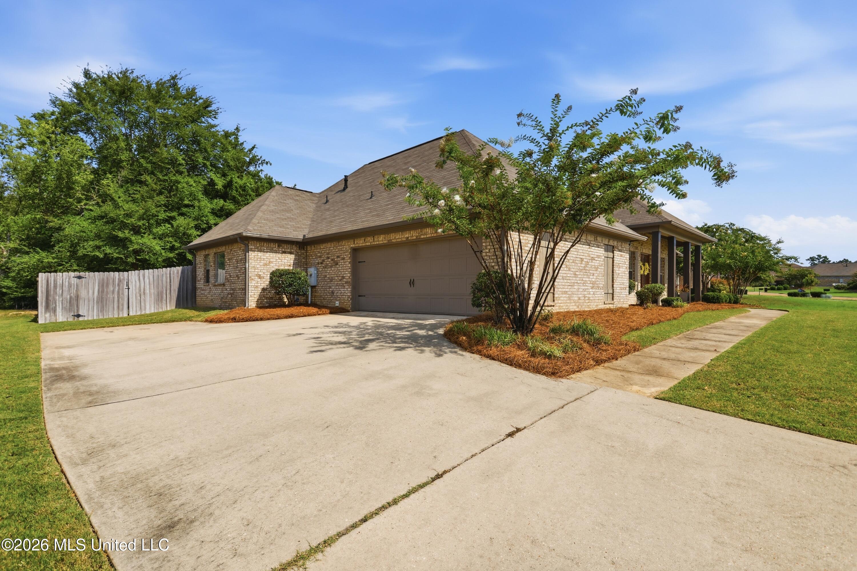 240 Falls Crossing Property Photo 3
