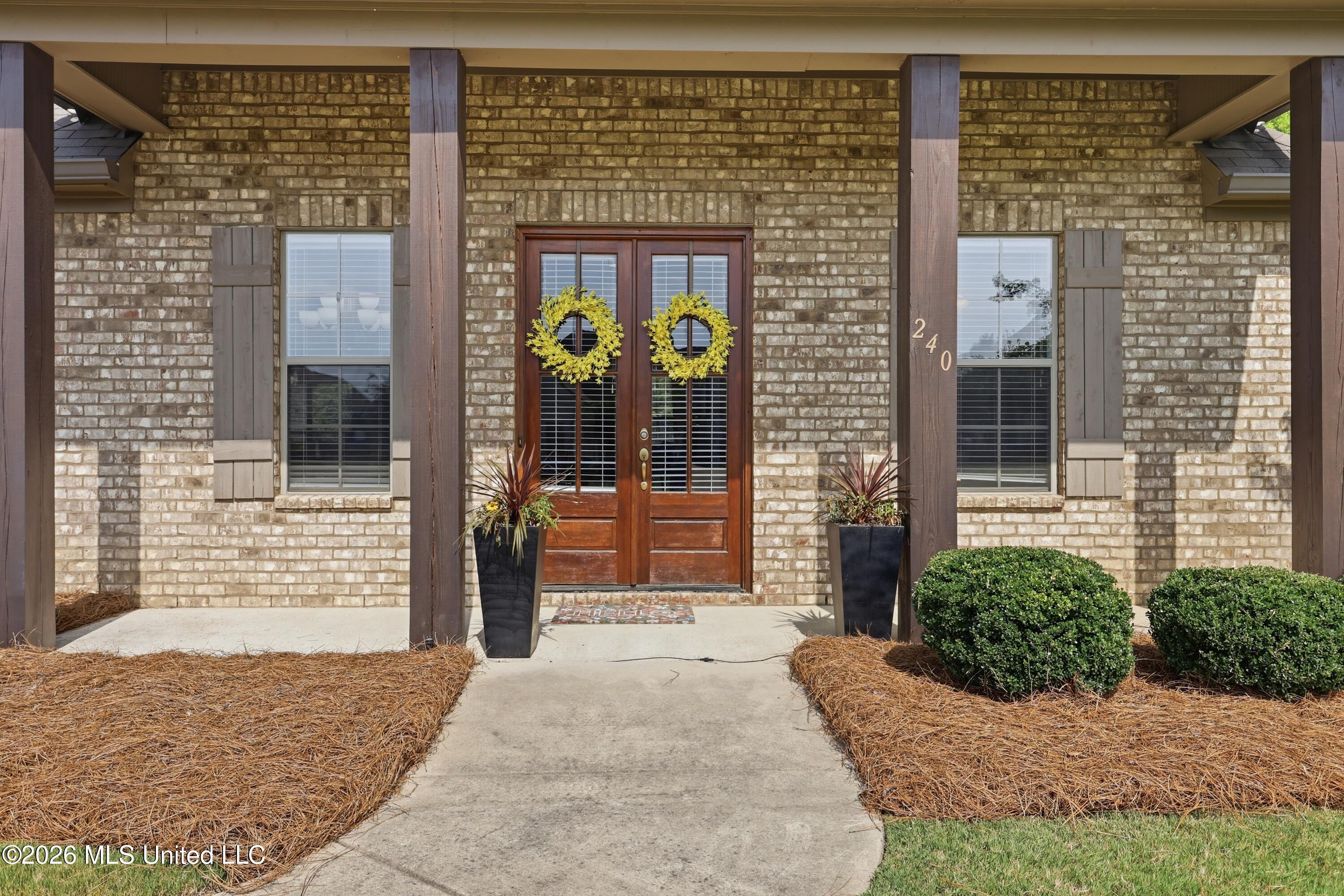 240 Falls Crossing Property Photo 4