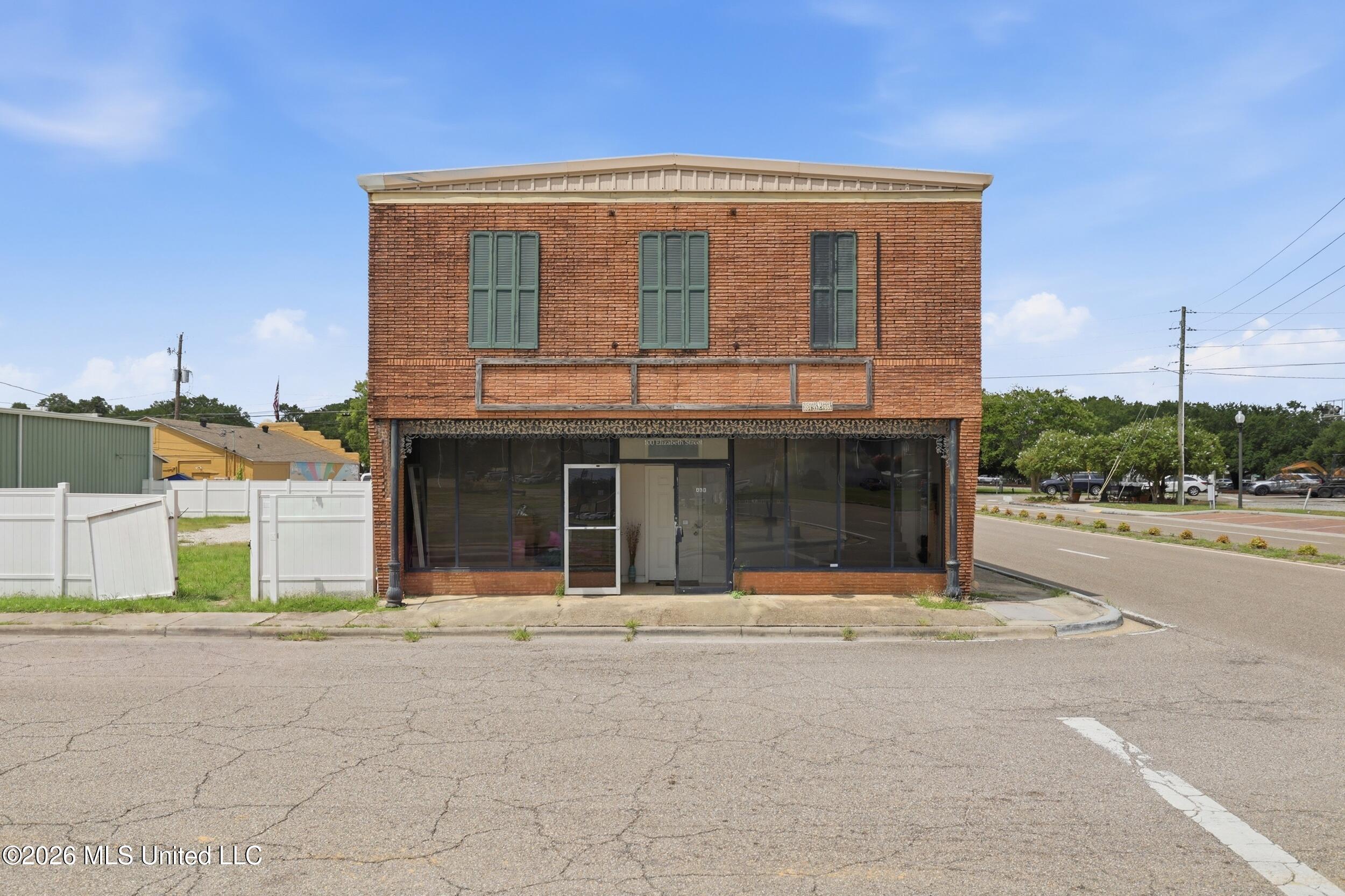 100 Elizabeth Street Property Photo 2