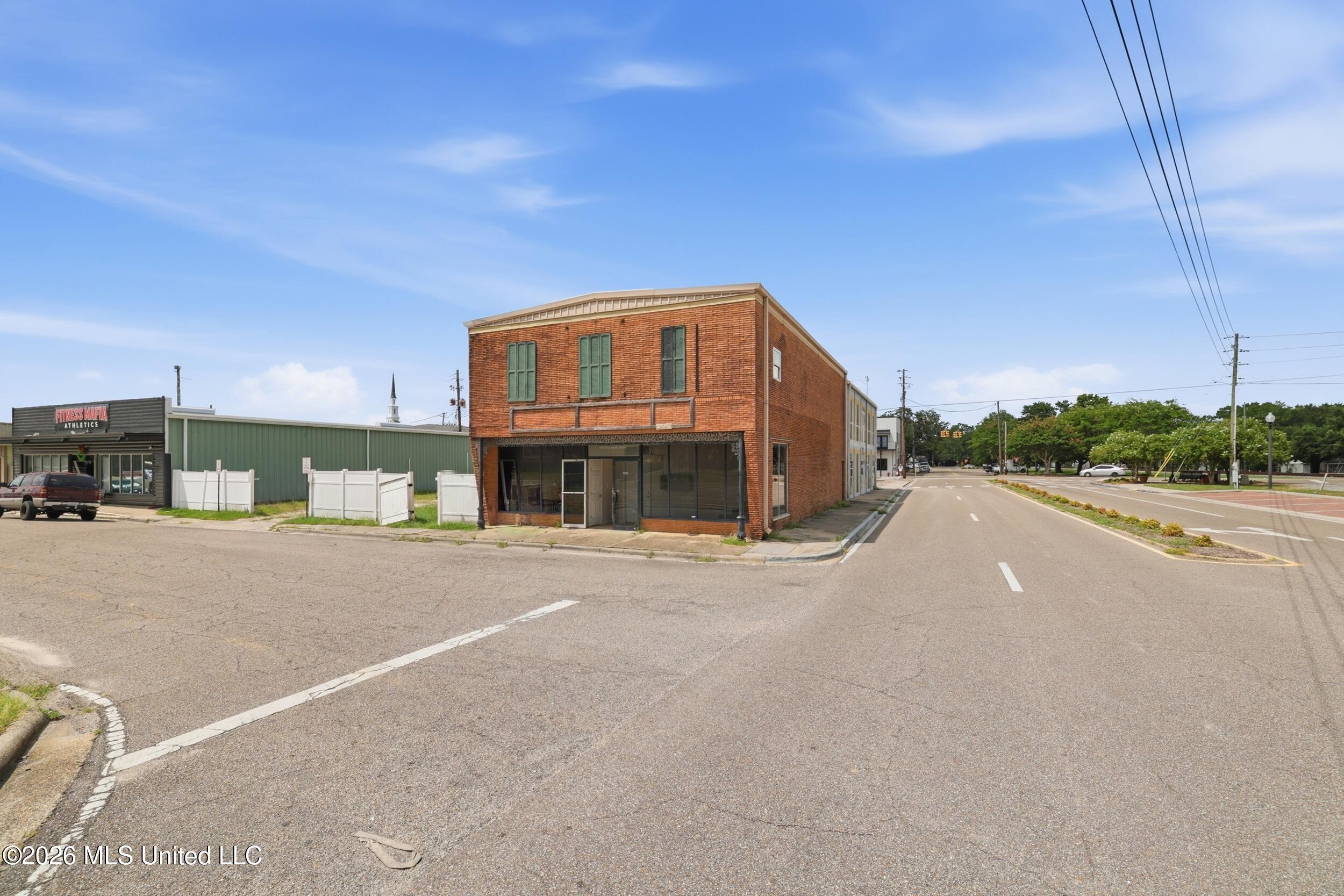 100 Elizabeth Street Property Photo 3