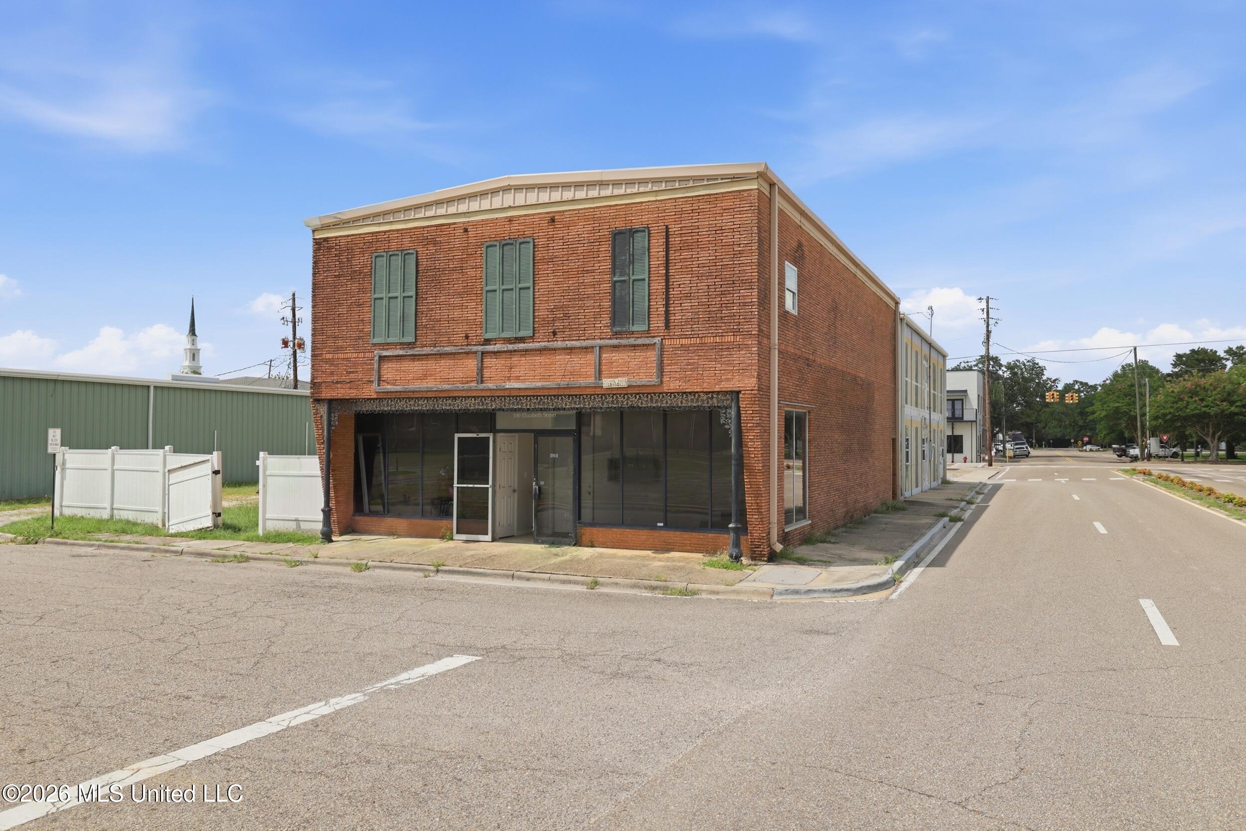 100 Elizabeth Street Property Photo 4