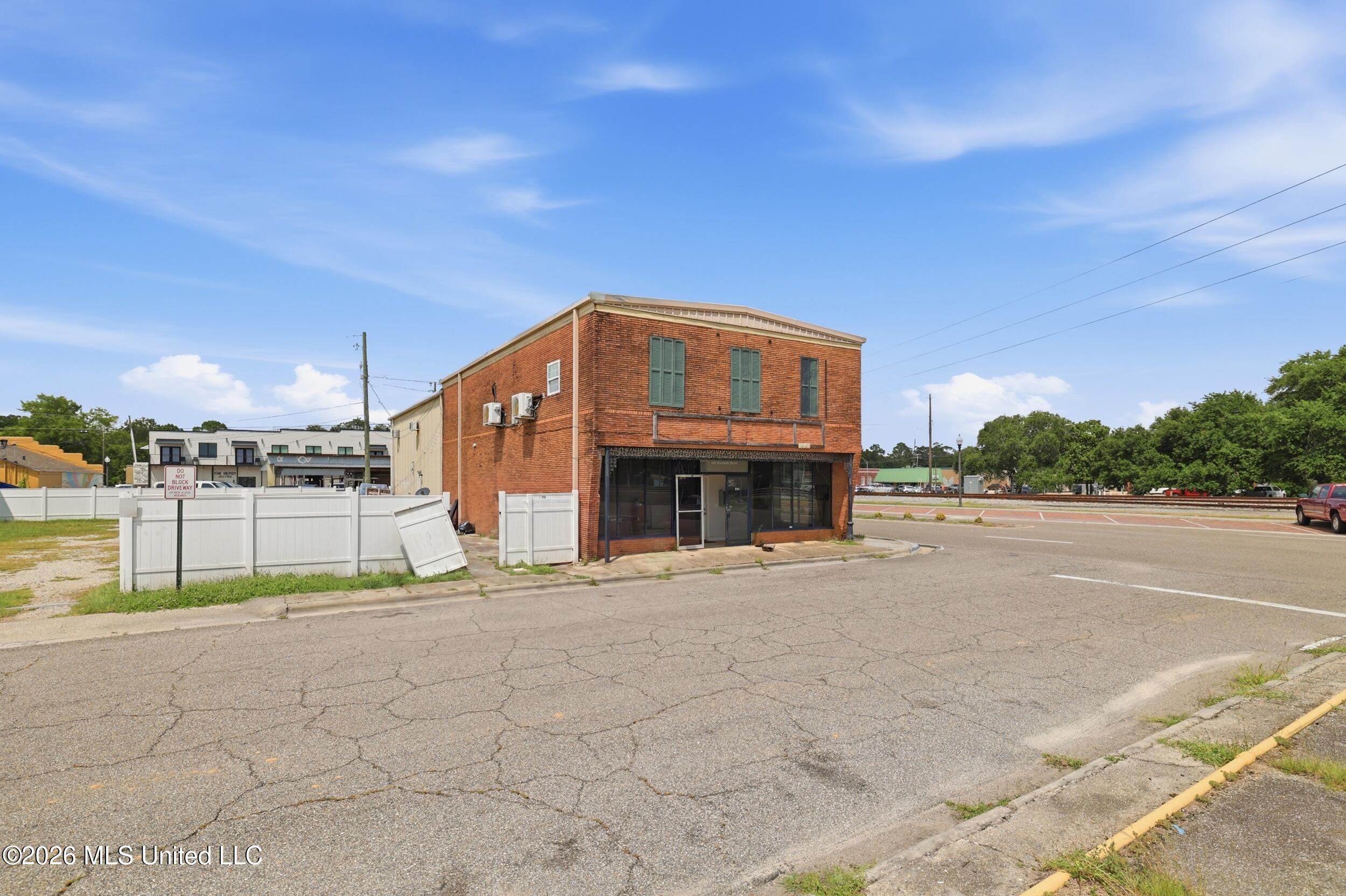 100 Elizabeth Street Property Photo 5