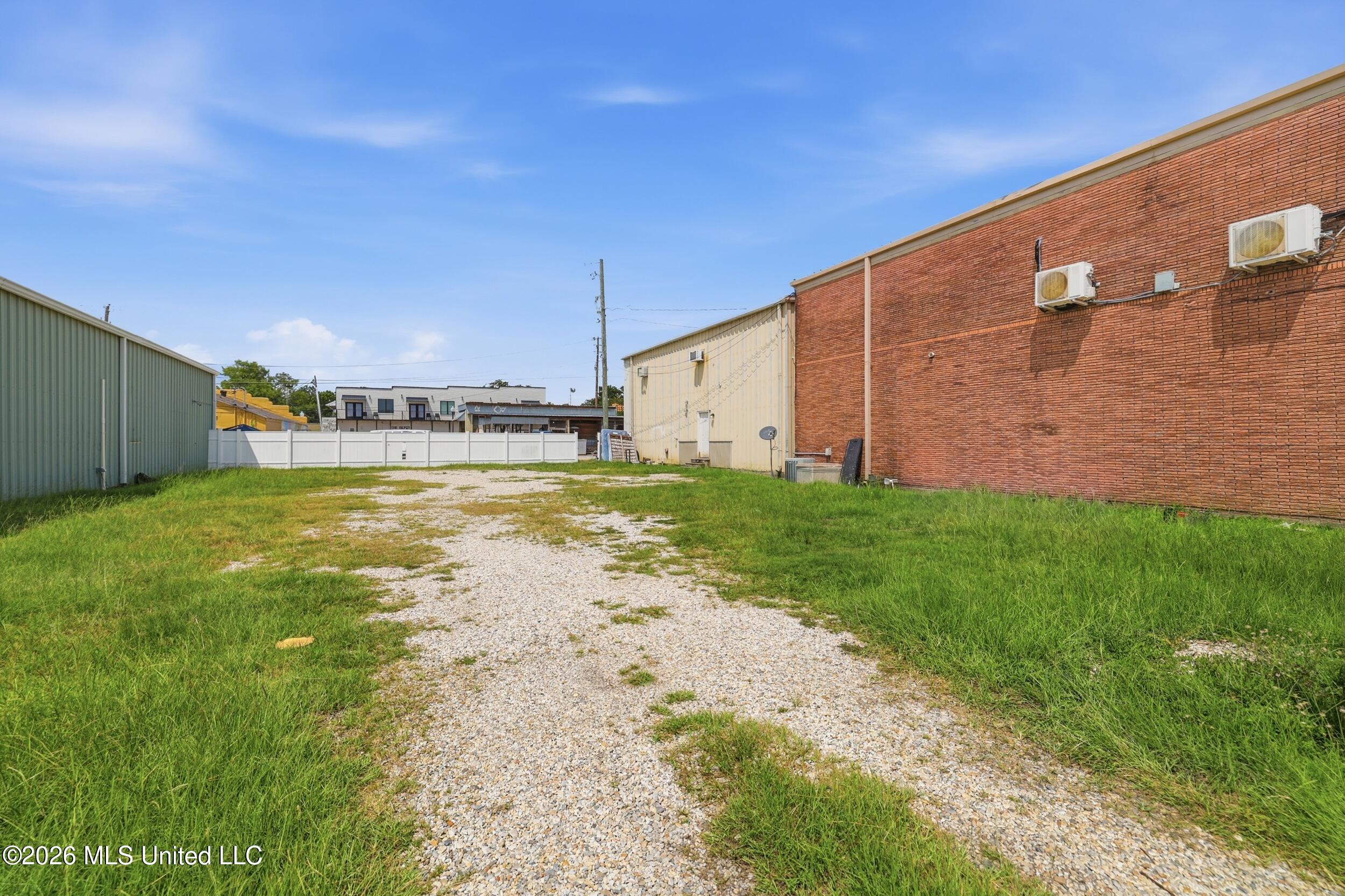 100 Elizabeth Street Property Photo 6