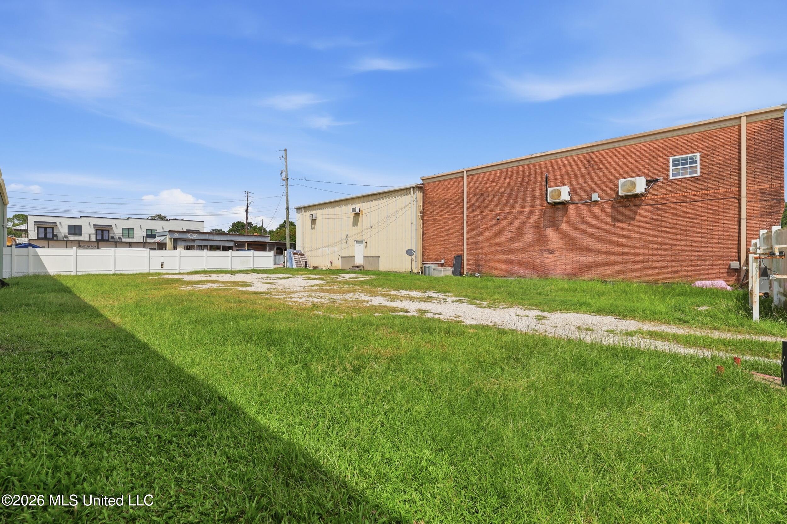 100 Elizabeth Street Property Photo 7