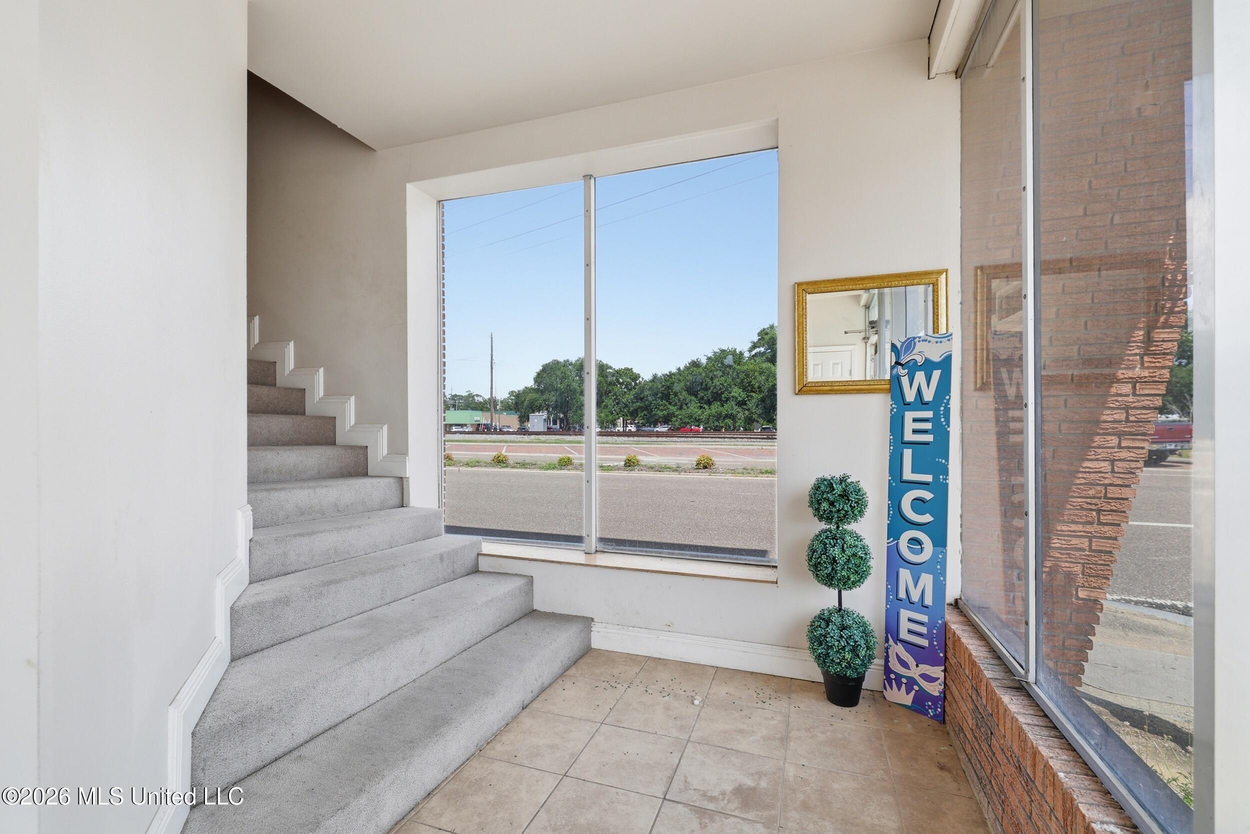 100 Elizabeth Street Property Photo 9