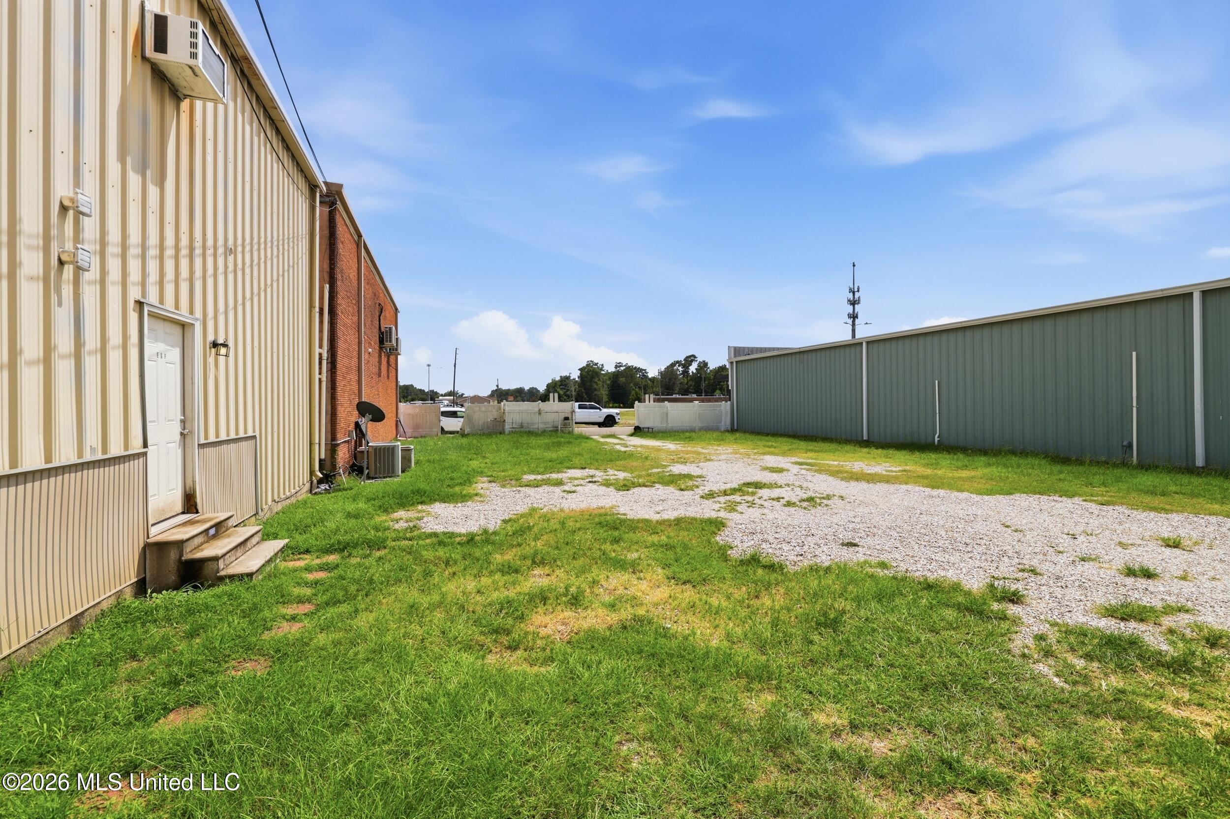 100 Elizabeth Street Property Photo 30