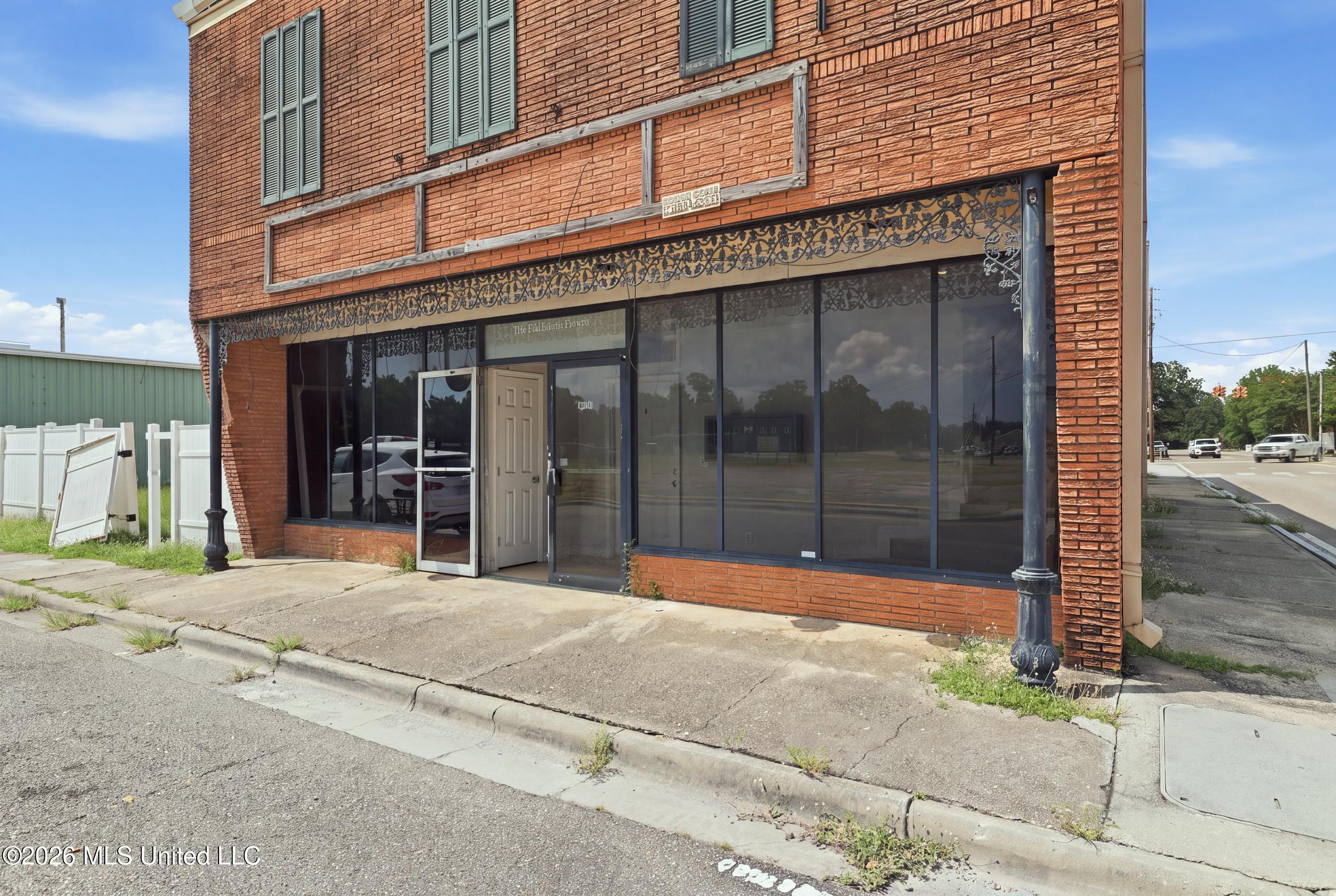100 Elizabeth Street Property Photo 32