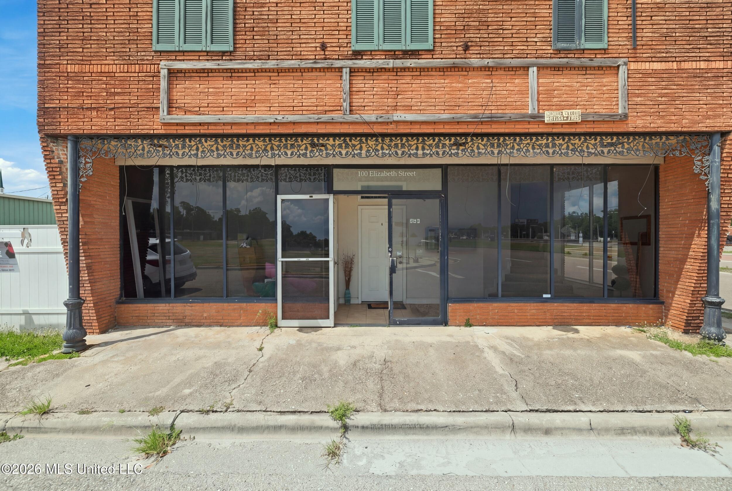100 Elizabeth Street Property Photo 33