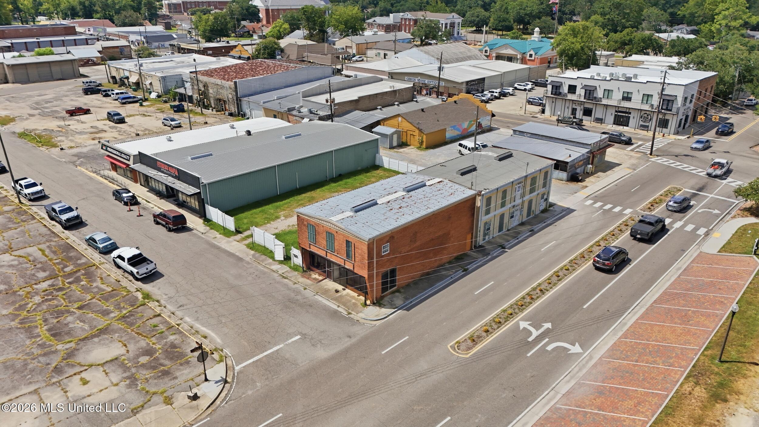 100 Elizabeth Street Property Photo 36