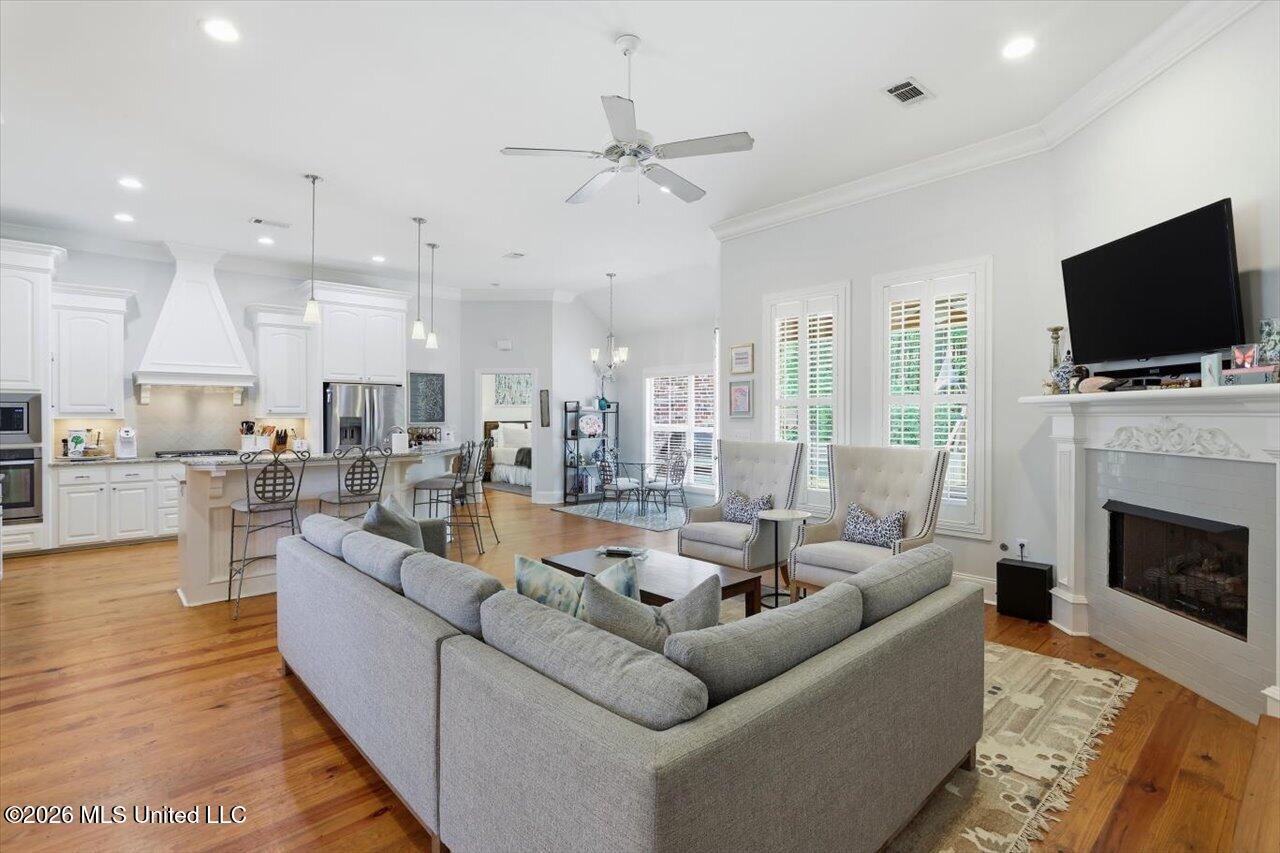 320 Oakville Circle Property Photo 8