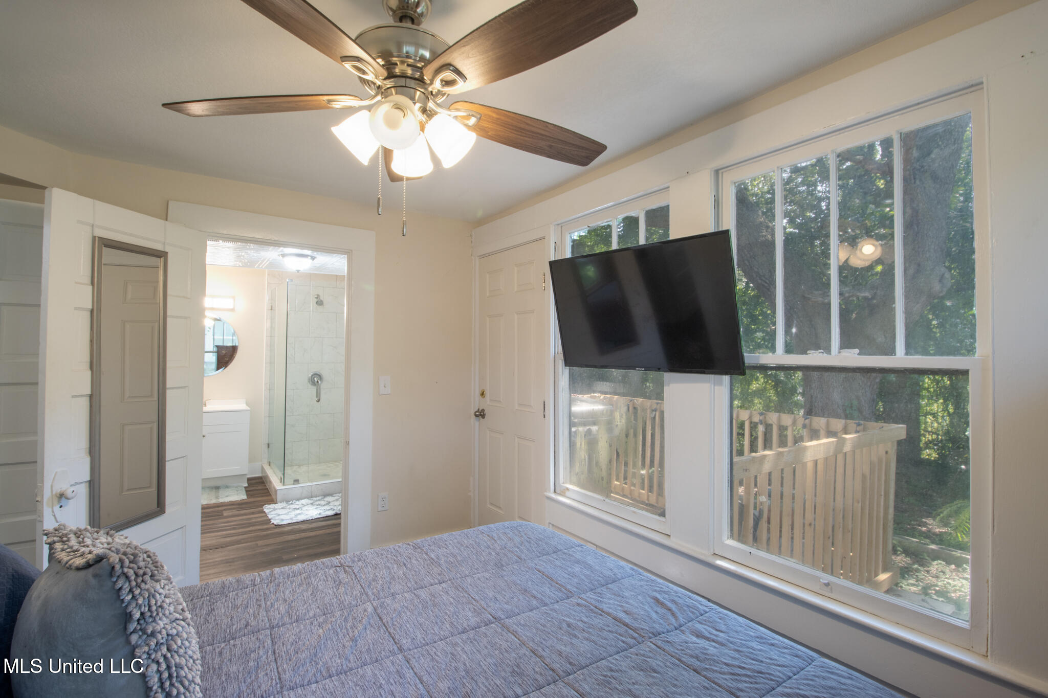 258 Querens Avenue Property Photo 9