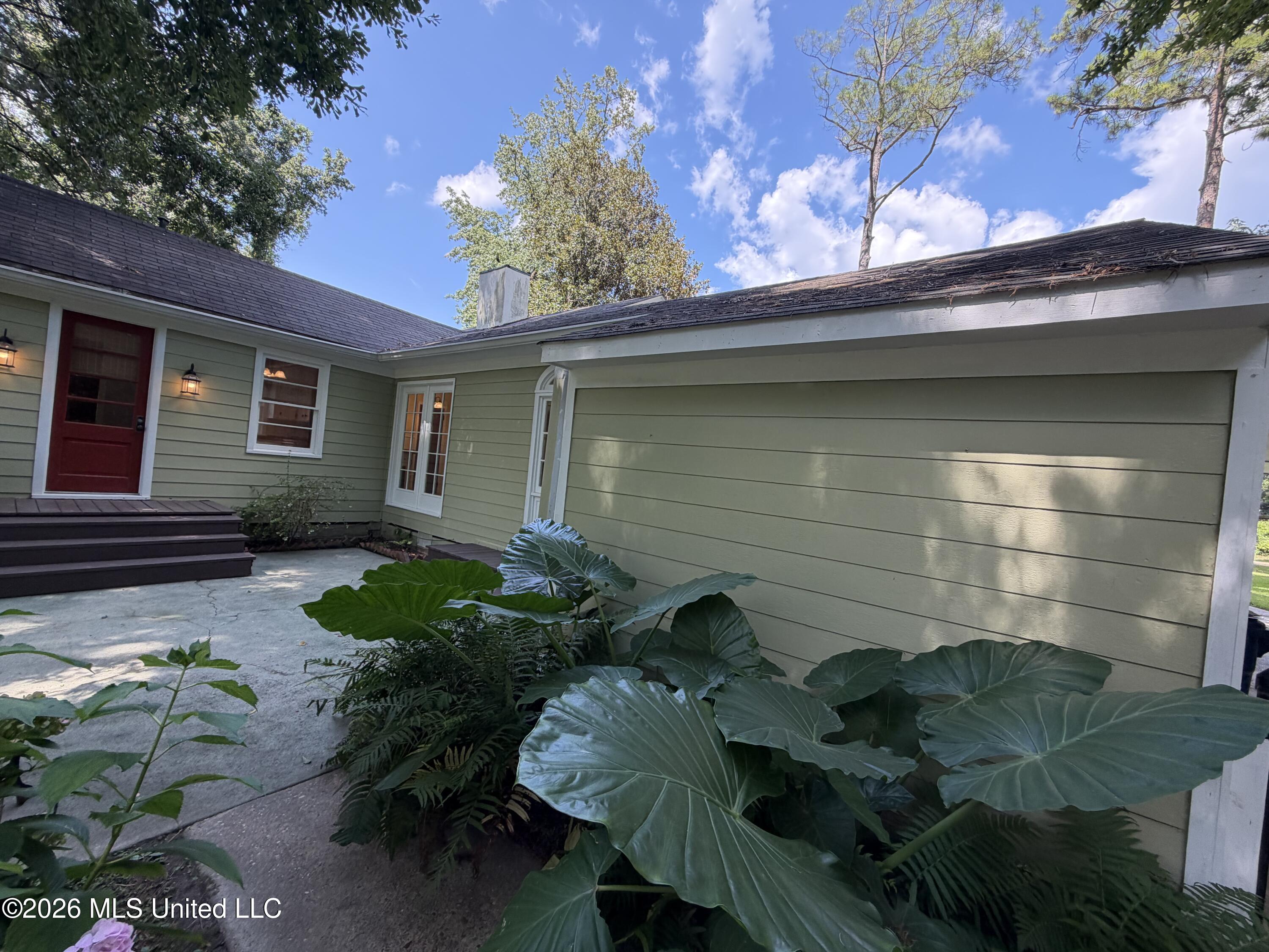 27 Montebello Drive Property Photo 3