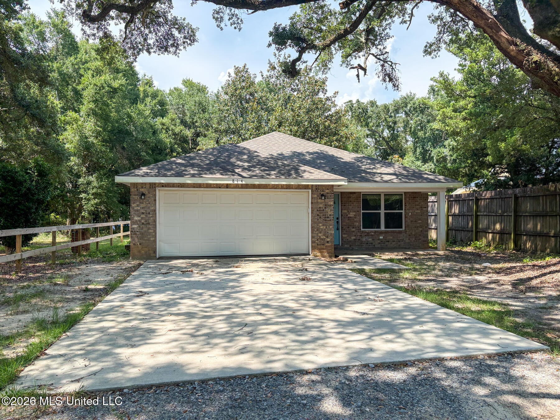 814 E Railroad Street Property Photo 1