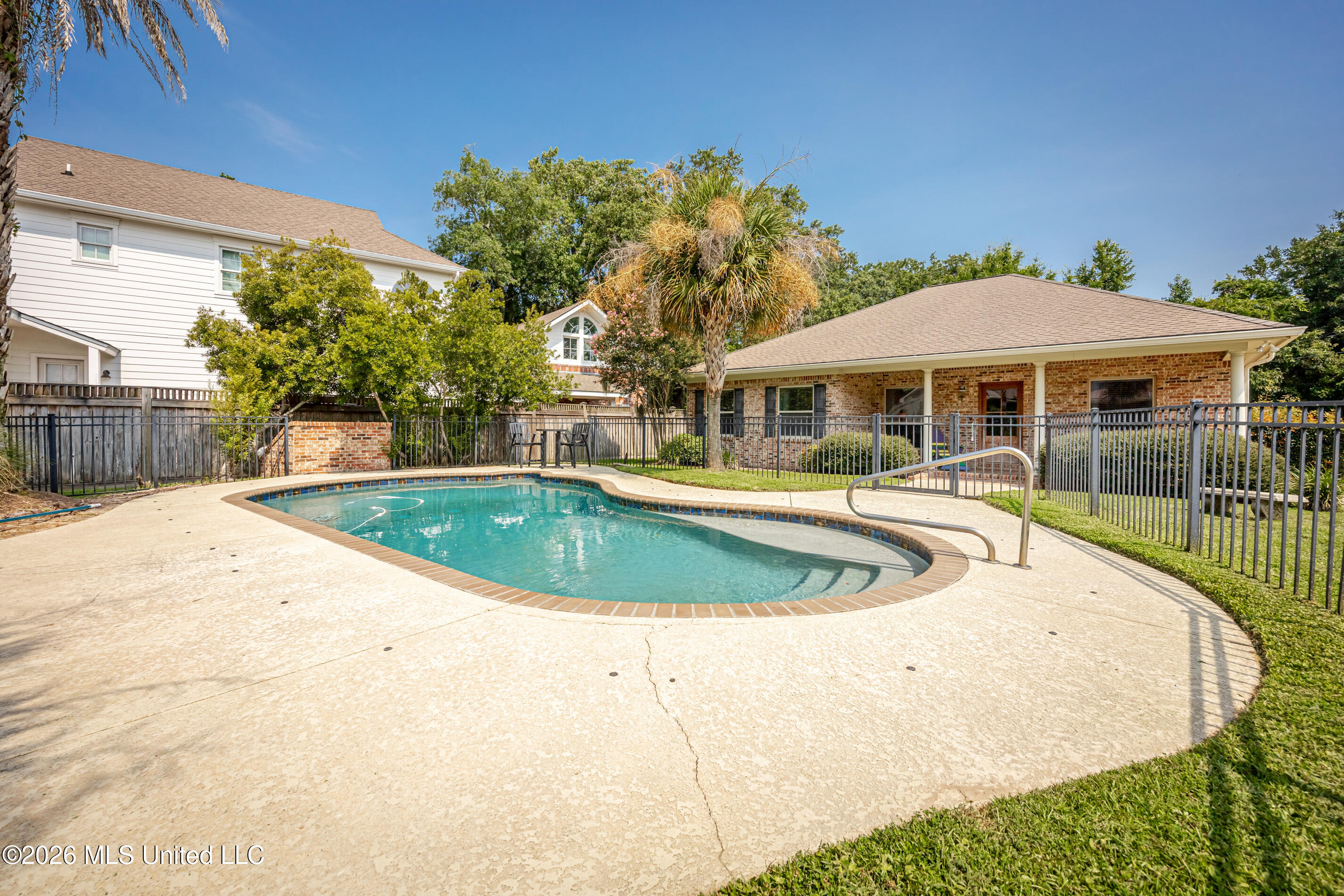 435 E Beach Drive Property Photo 8