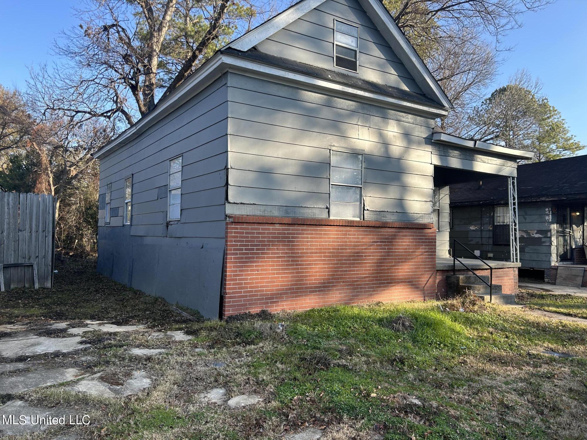450 Derrick Street Property Photo 2