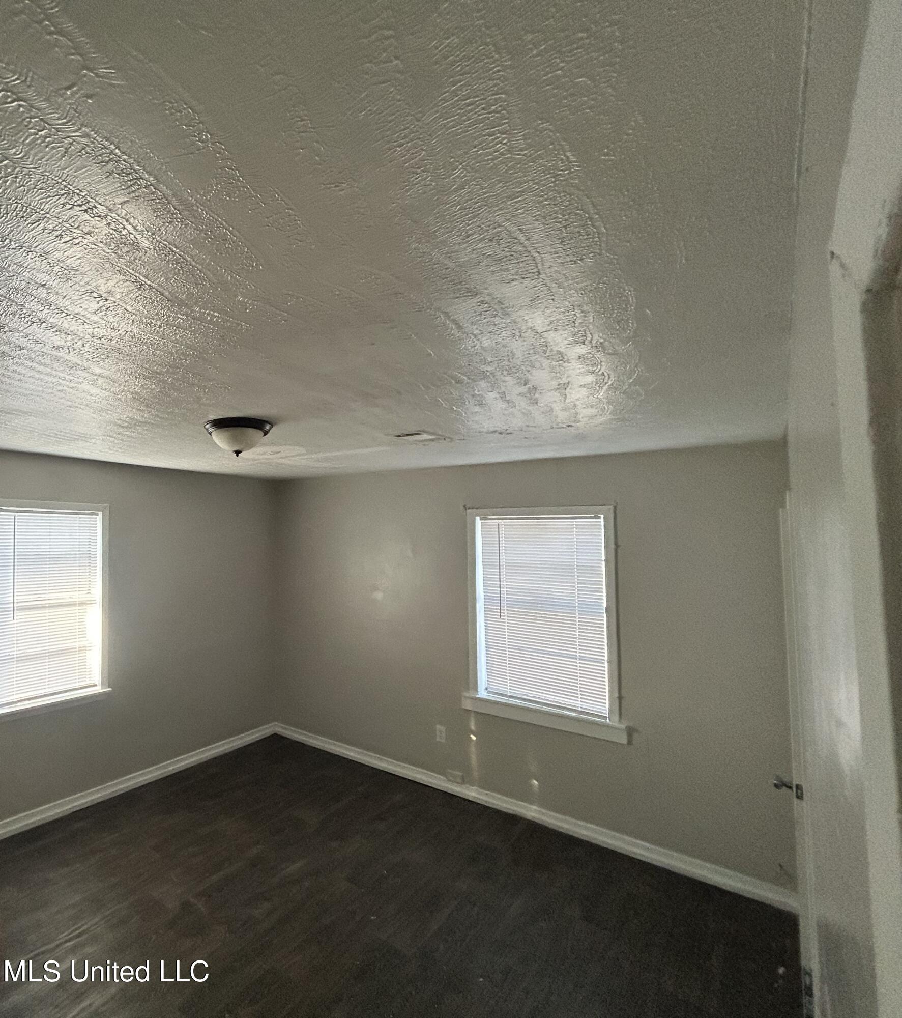 450 Derrick Street Property Photo 4