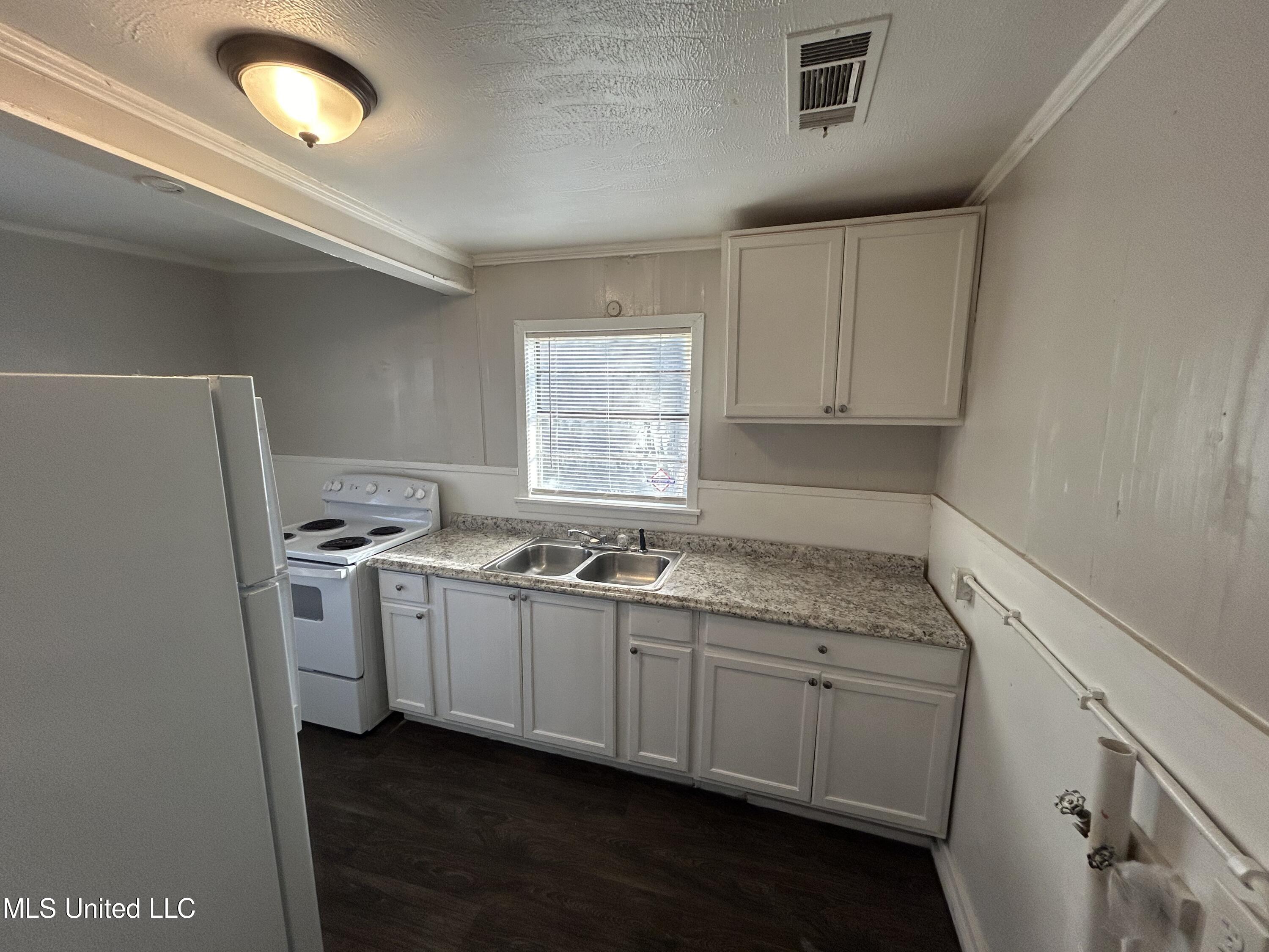 450 Derrick Street Property Photo 9